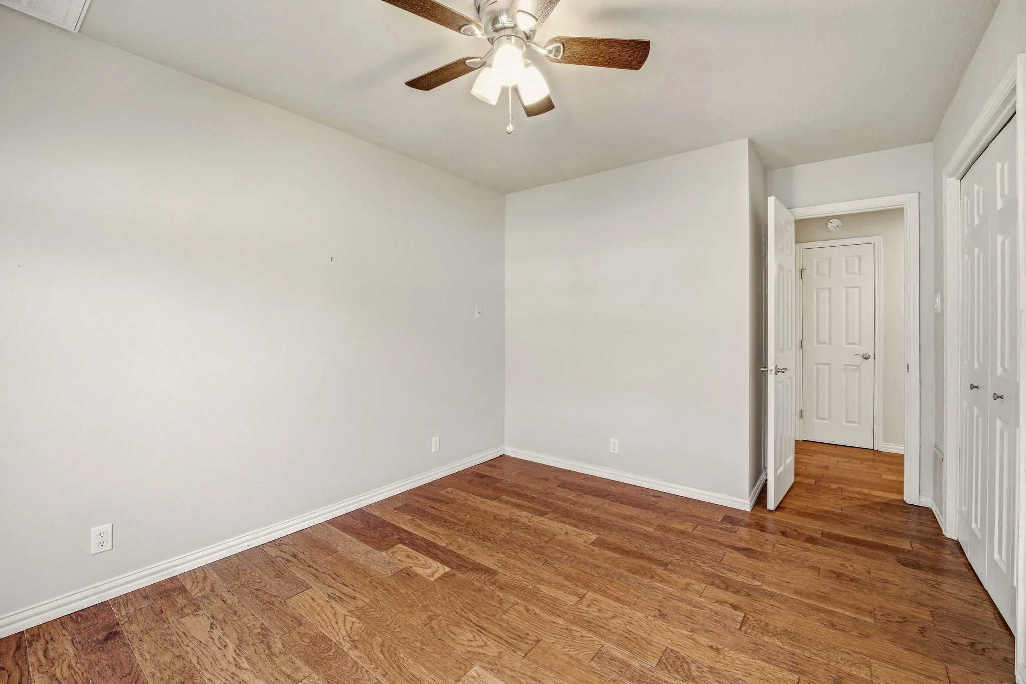 Single Family Residence For Sale in Hood County , 7115 Westover Drive, Granbury, Texas 76049, 3 Bedroom, 2 Bathroom, 2 Garage spaces, 1,984 Sqft, built in 1977, Preowned, mls#21184566, Real Estate Agent in Granbury, Homes For Sale in Hood county, Homes For Sale in Granbury, Realtor in Granbury Texas, Real Estate Brokerage Independent Realty Texas, Luminita Cordes Realtor