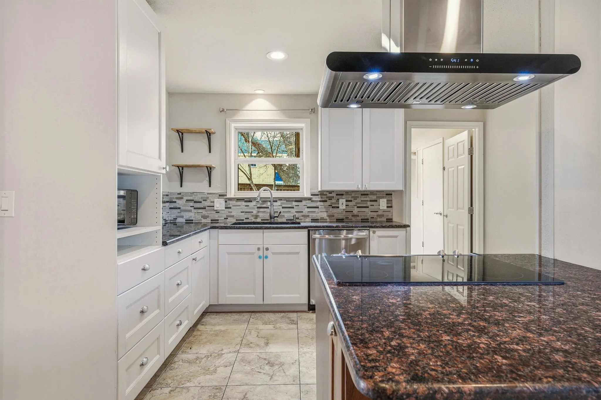 Single Family Residence For Sale in Hood County , 7115 Westover Drive, Granbury, Texas 76049, 3 Bedroom, 2 Bathroom, 2 Garage spaces, 1,984 Sqft, built in 1977, Preowned, mls#21184566, Real Estate Agent in Granbury, Homes For Sale in Hood county, Homes For Sale in Granbury, Realtor in Granbury Texas, Real Estate Brokerage Independent Realty Texas, Luminita Cordes Realtor