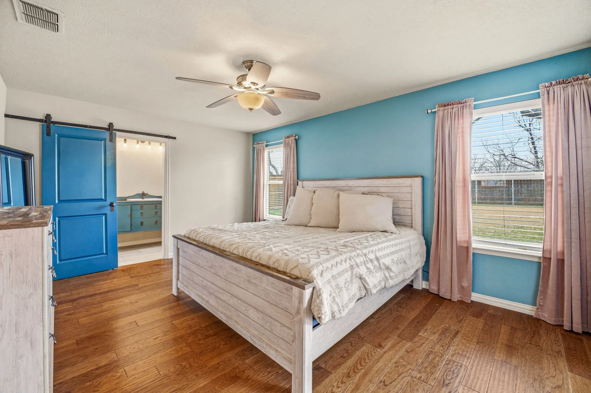 Single Family Residence For Sale in Hood County , 7115 Westover Drive, Granbury, Texas 76049, 3 Bedroom, 2 Bathroom, 2 Garage spaces, 1,984 Sqft, built in 1977, Preowned, mls#21184566, Real Estate Agent in Granbury, Homes For Sale in Hood county, Homes For Sale in Granbury, Realtor in Granbury Texas, Real Estate Brokerage Independent Realty Texas, Luminita Cordes Realtor