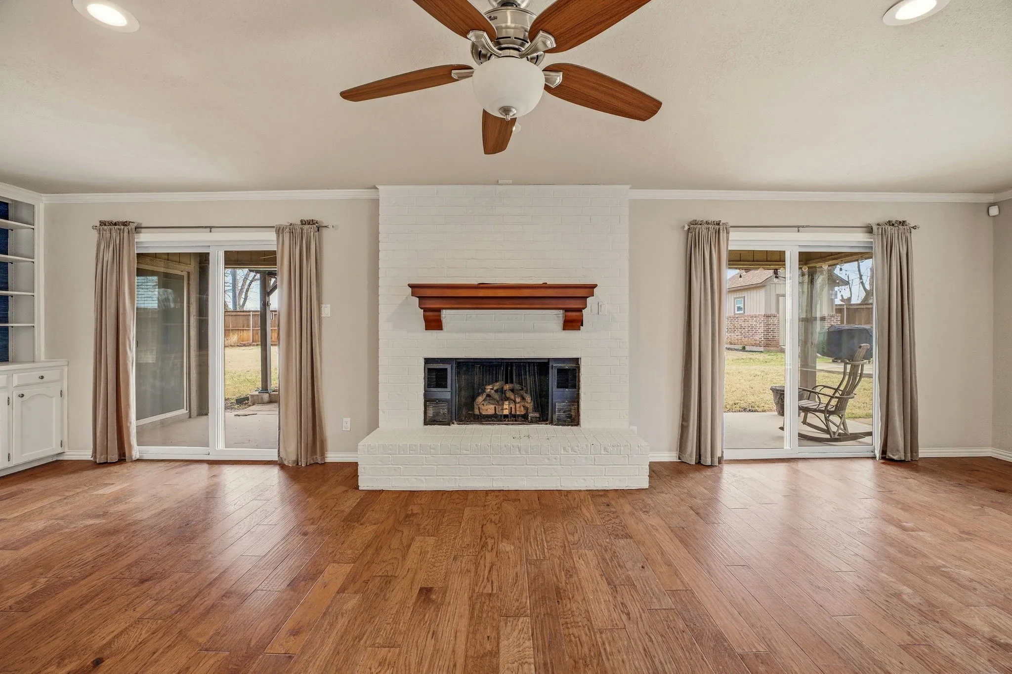 Single Family Residence For Sale in Hood County , 7115 Westover Drive, Granbury, Texas 76049, 3 Bedroom, 2 Bathroom, 2 Garage spaces, 1,984 Sqft, built in 1977, Preowned, mls#21184566, Real Estate Agent in Granbury, Homes For Sale in Hood county, Homes For Sale in Granbury, Realtor in Granbury Texas, Real Estate Brokerage Independent Realty Texas, Luminita Cordes Realtor