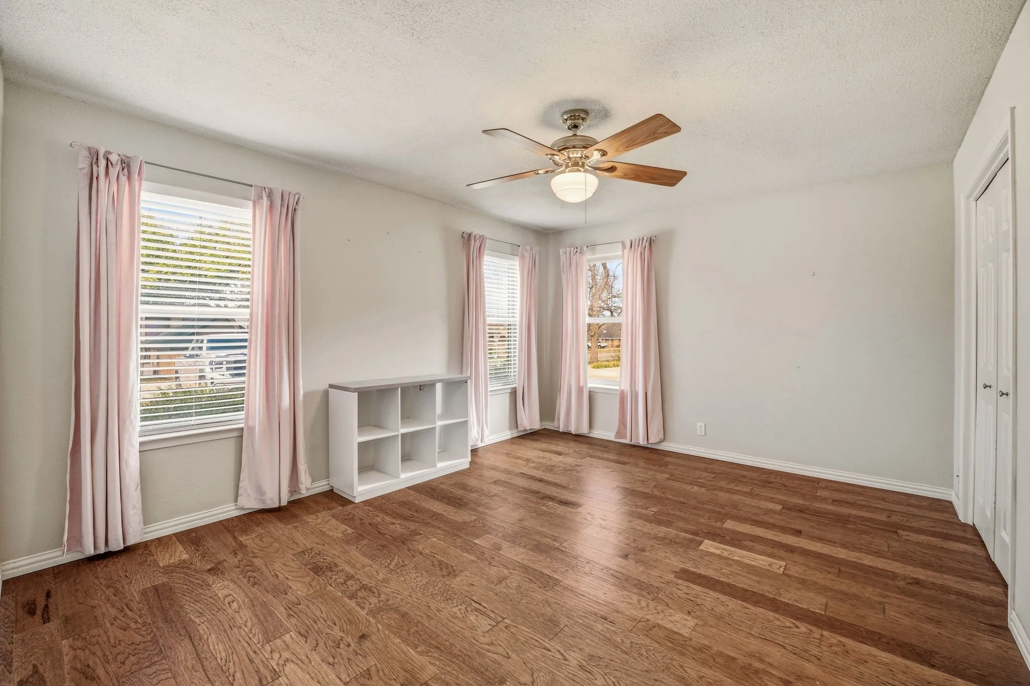Single Family Residence For Sale in Hood County , 7115 Westover Drive, Granbury, Texas 76049, 3 Bedroom, 2 Bathroom, 2 Garage spaces, 1,984 Sqft, built in 1977, Preowned, mls#21184566, Real Estate Agent in Granbury, Homes For Sale in Hood county, Homes For Sale in Granbury, Realtor in Granbury Texas, Real Estate Brokerage Independent Realty Texas, Luminita Cordes Realtor