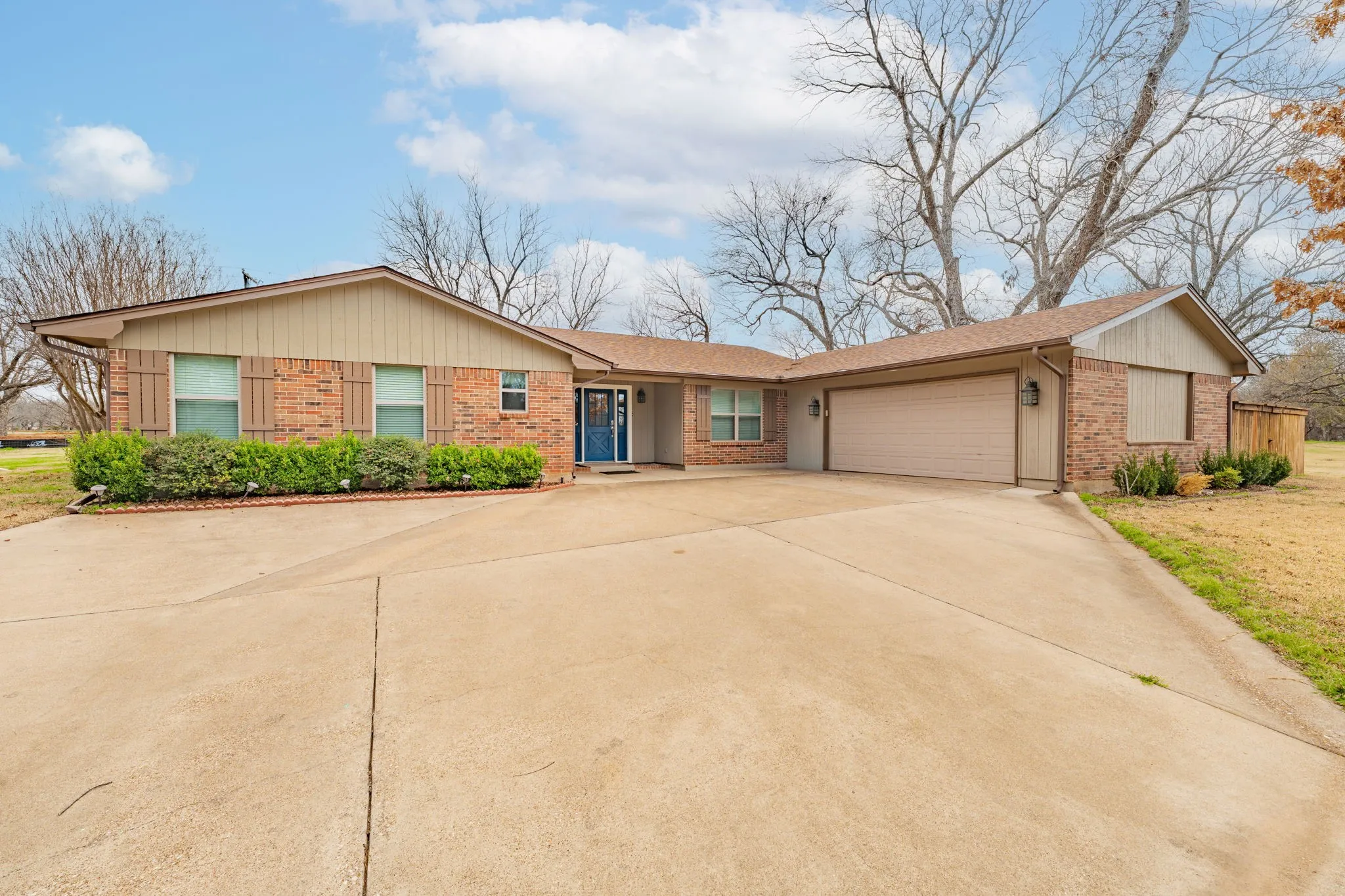 Single Family Residence For Sale in Hood County , 7115 Westover Drive, Granbury, Texas 76049, 3 Bedroom, 2 Bathroom, 2 Garage spaces, 1,984 Sqft, built in 1977, Preowned, mls#21184566, Real Estate Agent in Granbury, Homes For Sale in Hood county, Homes For Sale in Granbury, Realtor in Granbury Texas, Real Estate Brokerage Independent Realty Texas, Luminita Cordes Realtor