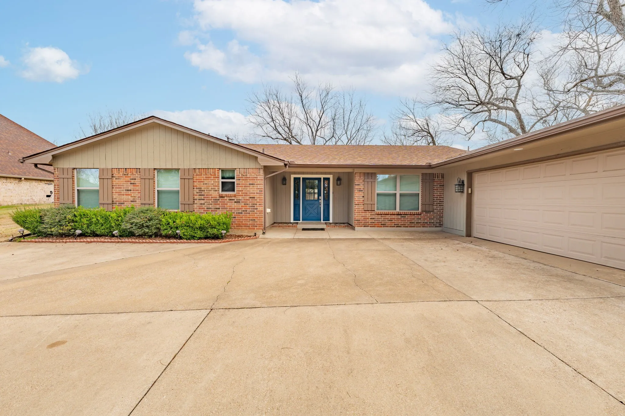 Single Family Residence For Sale in Hood County , 7115 Westover Drive, Granbury, Texas 76049, 3 Bedroom, 2 Bathroom, 2 Garage spaces, 1,984 Sqft, built in 1977, Preowned, mls#21184566, Real Estate Agent in Granbury, Homes For Sale in Hood county, Homes For Sale in Granbury, Realtor in Granbury Texas, Real Estate Brokerage Independent Realty Texas, Luminita Cordes Realtor
