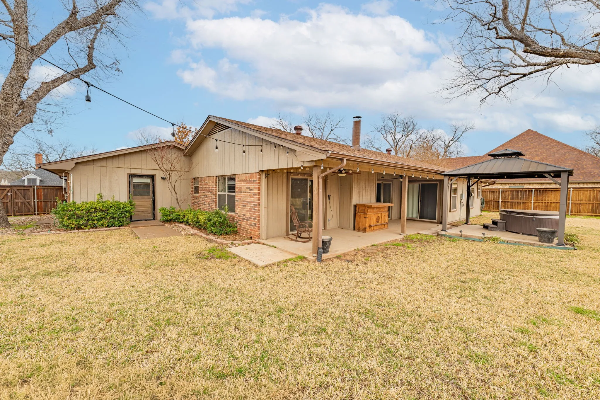 Single Family Residence For Sale in Hood County , 7115 Westover Drive, Granbury, Texas 76049, 3 Bedroom, 2 Bathroom, 2 Garage spaces, 1,984 Sqft, built in 1977, Preowned, mls#21184566, Real Estate Agent in Granbury, Homes For Sale in Hood county, Homes For Sale in Granbury, Realtor in Granbury Texas, Real Estate Brokerage Independent Realty Texas, Luminita Cordes Realtor