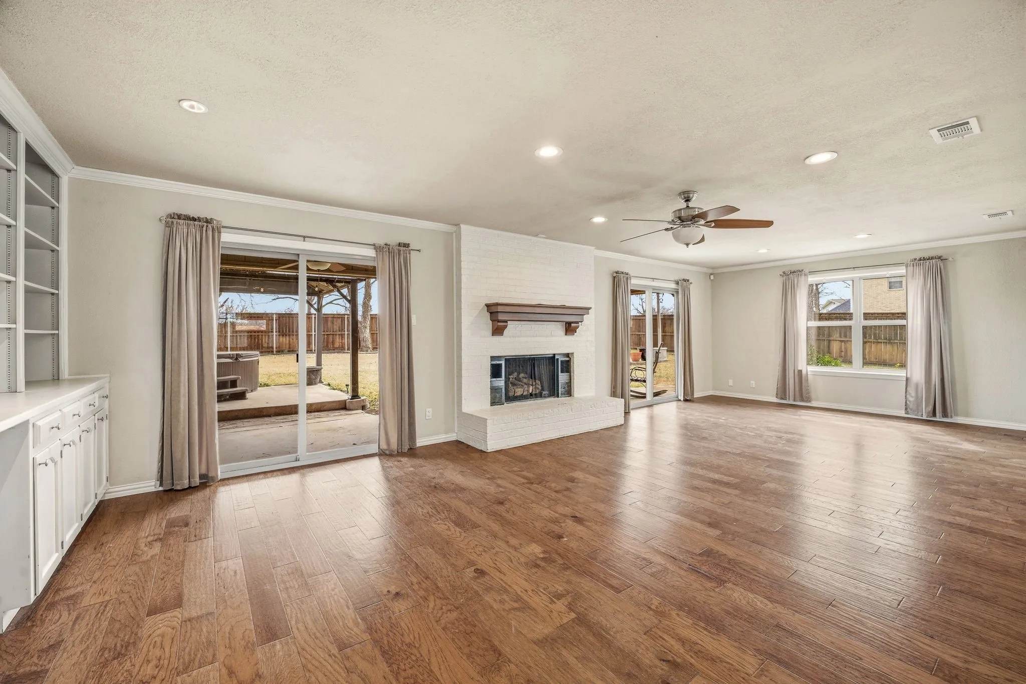 Single Family Residence For Sale in Hood County , 7115 Westover Drive, Granbury, Texas 76049, 3 Bedroom, 2 Bathroom, 2 Garage spaces, 1,984 Sqft, built in 1977, Preowned, mls#21184566, Real Estate Agent in Granbury, Homes For Sale in Hood county, Homes For Sale in Granbury, Realtor in Granbury Texas, Real Estate Brokerage Independent Realty Texas, Luminita Cordes Realtor