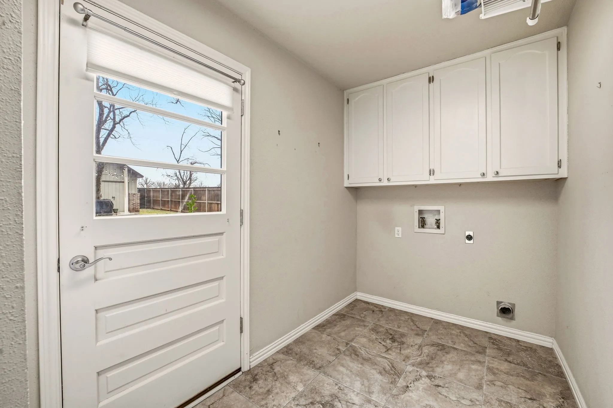 Single Family Residence For Sale in Hood County , 7115 Westover Drive, Granbury, Texas 76049, 3 Bedroom, 2 Bathroom, 2 Garage spaces, 1,984 Sqft, built in 1977, Preowned, mls#21184566, Real Estate Agent in Granbury, Homes For Sale in Hood county, Homes For Sale in Granbury, Realtor in Granbury Texas, Real Estate Brokerage Independent Realty Texas, Luminita Cordes Realtor