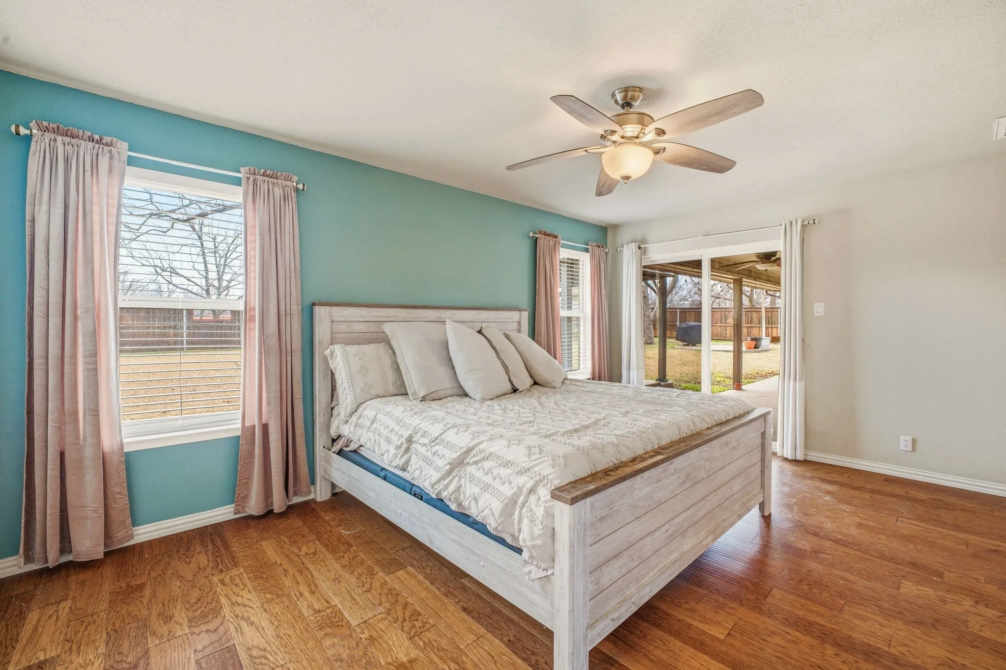 Single Family Residence For Sale in Hood County , 7115 Westover Drive, Granbury, Texas 76049, 3 Bedroom, 2 Bathroom, 2 Garage spaces, 1,984 Sqft, built in 1977, Preowned, mls#21184566, Real Estate Agent in Granbury, Homes For Sale in Hood county, Homes For Sale in Granbury, Realtor in Granbury Texas, Real Estate Brokerage Independent Realty Texas, Luminita Cordes Realtor