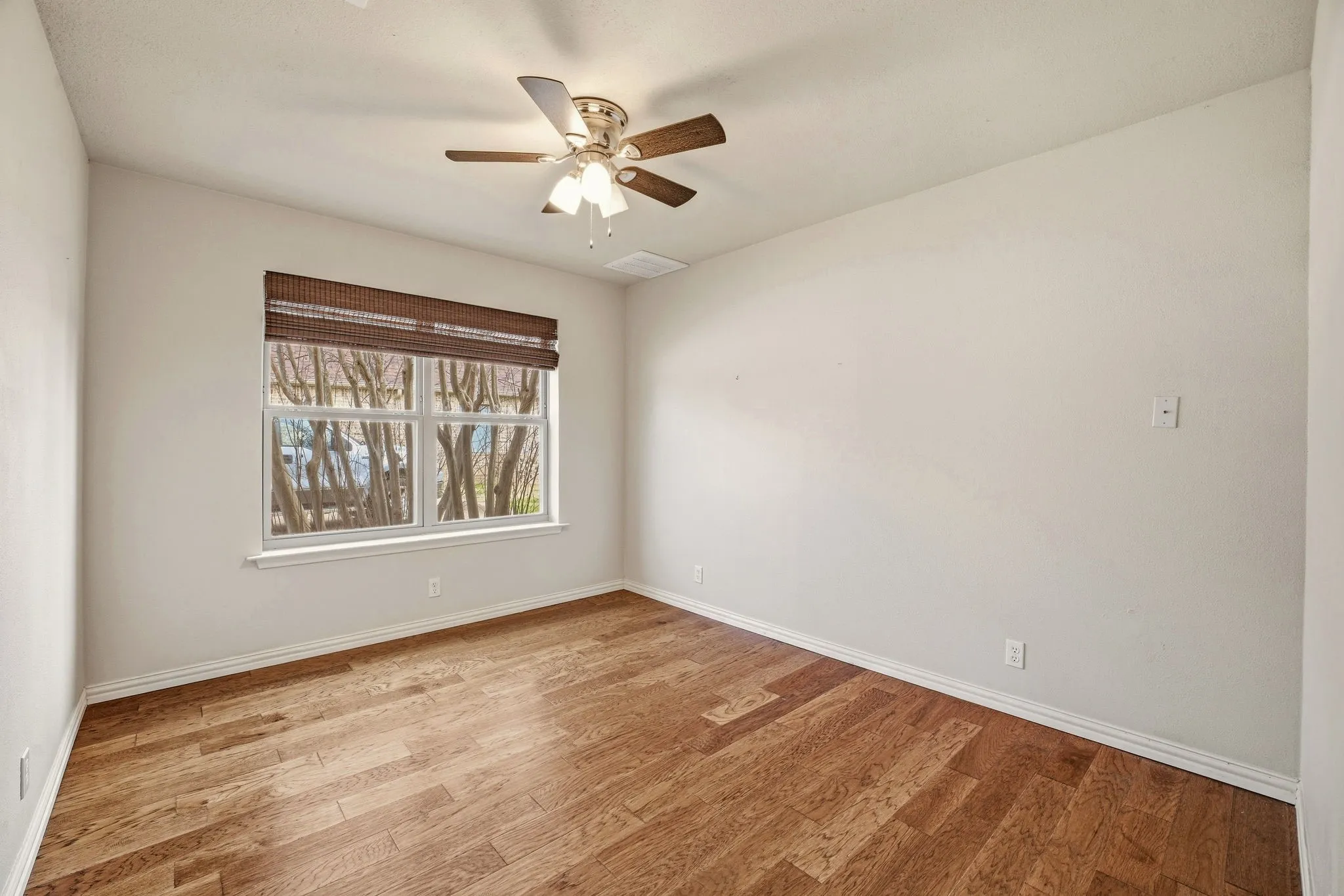 Single Family Residence For Sale in Hood County , 7115 Westover Drive, Granbury, Texas 76049, 3 Bedroom, 2 Bathroom, 2 Garage spaces, 1,984 Sqft, built in 1977, Preowned, mls#21184566, Real Estate Agent in Granbury, Homes For Sale in Hood county, Homes For Sale in Granbury, Realtor in Granbury Texas, Real Estate Brokerage Independent Realty Texas, Luminita Cordes Realtor