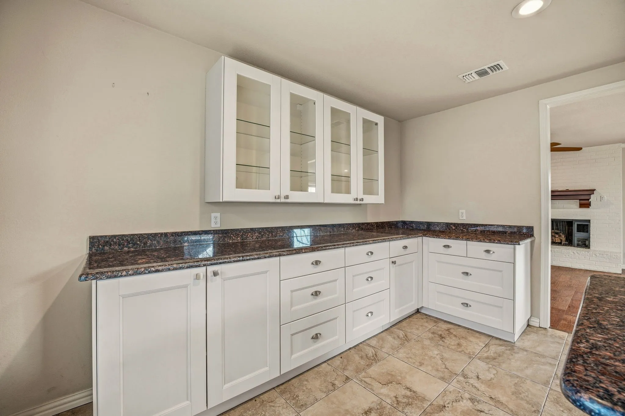 Single Family Residence For Sale in Hood County , 7115 Westover Drive, Granbury, Texas 76049, 3 Bedroom, 2 Bathroom, 2 Garage spaces, 1,984 Sqft, built in 1977, Preowned, mls#21184566, Real Estate Agent in Granbury, Homes For Sale in Hood county, Homes For Sale in Granbury, Realtor in Granbury Texas, Real Estate Brokerage Independent Realty Texas, Luminita Cordes Realtor