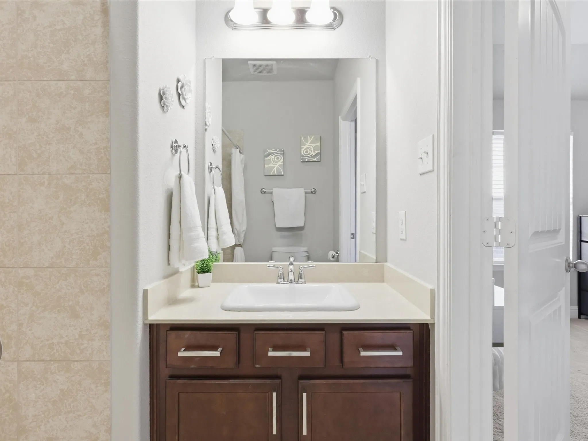 Single Family Residence For Sale in Collin County , 7717 Lake Worth Cove, Mc Kinney, Texas 75071, 4 Bedroom, 4 Bathroom, 2 Garage spaces, 2,528 Sqft, built in 2017, Preowned, mls#21174905, Real Estate Agent in Mc Kinney, Homes For Sale in Collin county, Homes For Sale in Mc Kinney, Realtor in Mc Kinney Texas, Real Estate Brokerage Independent Realty Texas, Luminita Cordes Realtor