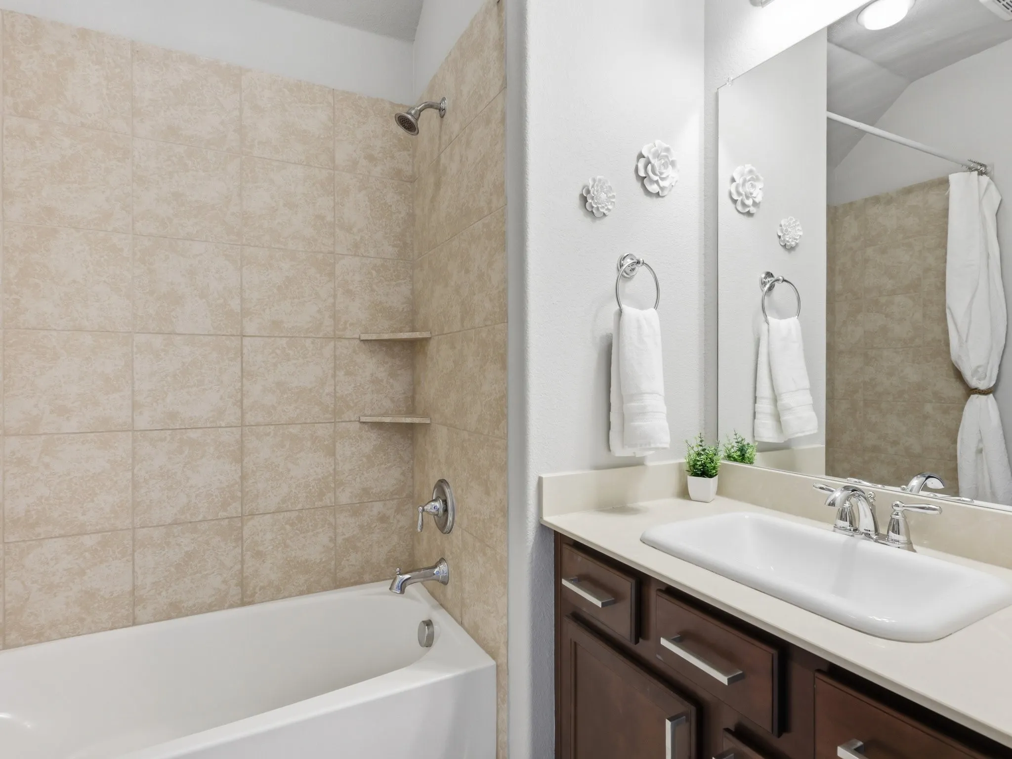 Single Family Residence For Sale in Collin County , 7717 Lake Worth Cove, Mc Kinney, Texas 75071, 4 Bedroom, 4 Bathroom, 2 Garage spaces, 2,528 Sqft, built in 2017, Preowned, mls#21174905, Real Estate Agent in Mc Kinney, Homes For Sale in Collin county, Homes For Sale in Mc Kinney, Realtor in Mc Kinney Texas, Real Estate Brokerage Independent Realty Texas, Luminita Cordes Realtor
