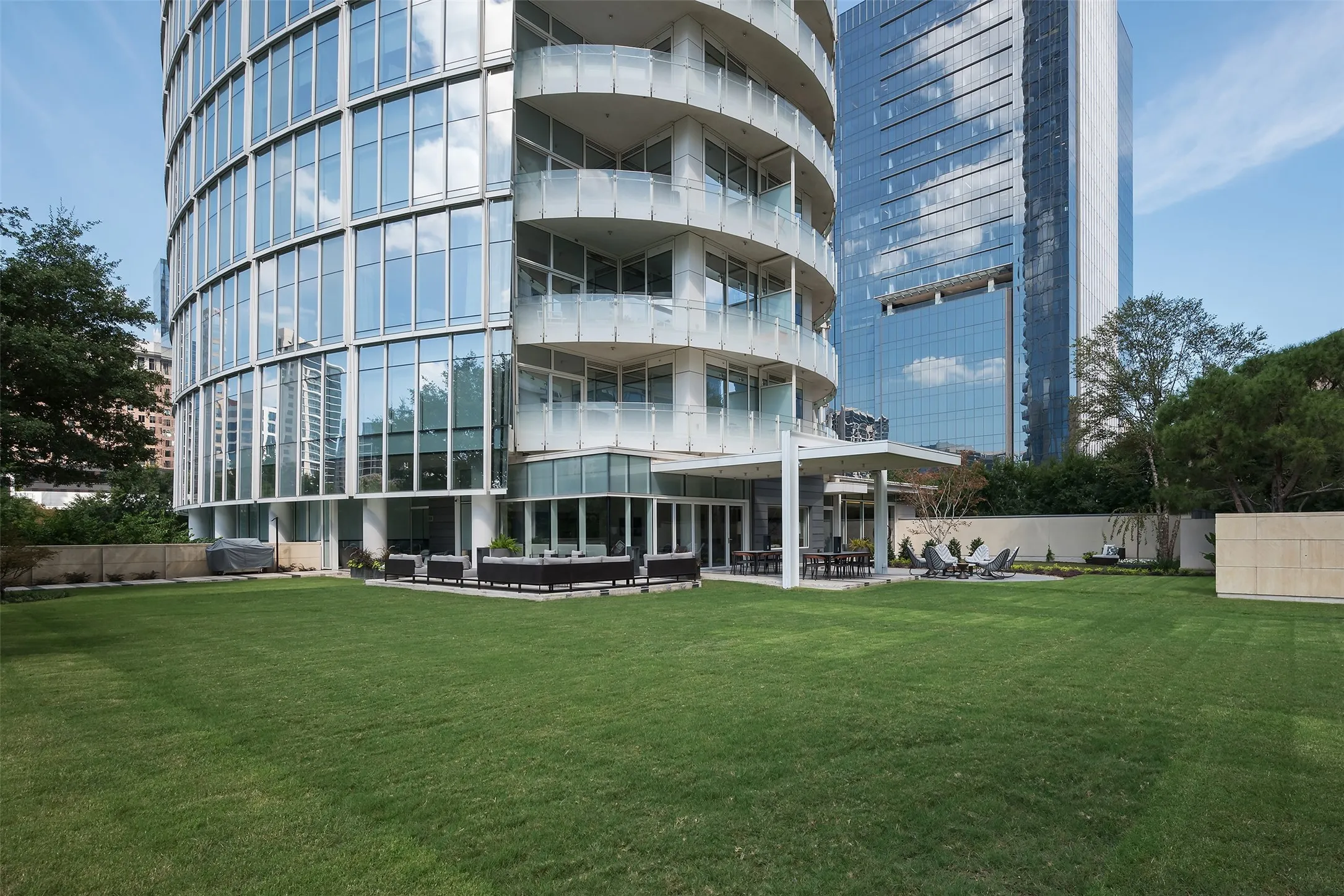 Condominium For Sale in Dallas County , 1918 Olive Street 402, Dallas, Texas 75201, 2 Bedroom, 2 Bathroom, 2 Garage spaces, 2,425 Sqft, built in 2011, mls#21183663, Real Estate Agent in Dallas, Homes For Sale in Dallas county, Homes For Sale in Dallas, Realtor in Dallas Texas, Real Estate Brokerage Independent Realty Texas, Luminita Cordes Realtor