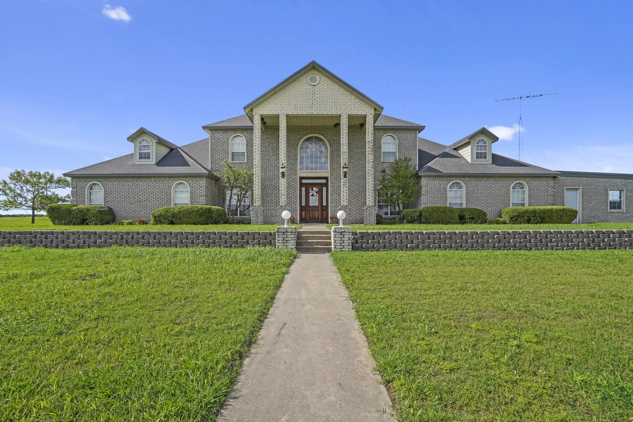 Single Family Residence For Sale in Cooke County , 500 Fm 1198 A, Muenster, Texas 76252, 5 Bedrooms, 5 Bathrooms, 4 Garage spaces, 4,912 Sqft, built in 2000, Preowned, Price $3,250,000, mls#21165880, Real Estate Agent in Muenster, Homes For Sale in Cooke county, Homes For Sale in Muenster, Realtor in Muenster Texas, Real Estate Brokerage Independent Realty Texas, Luminita Cordes Realtor