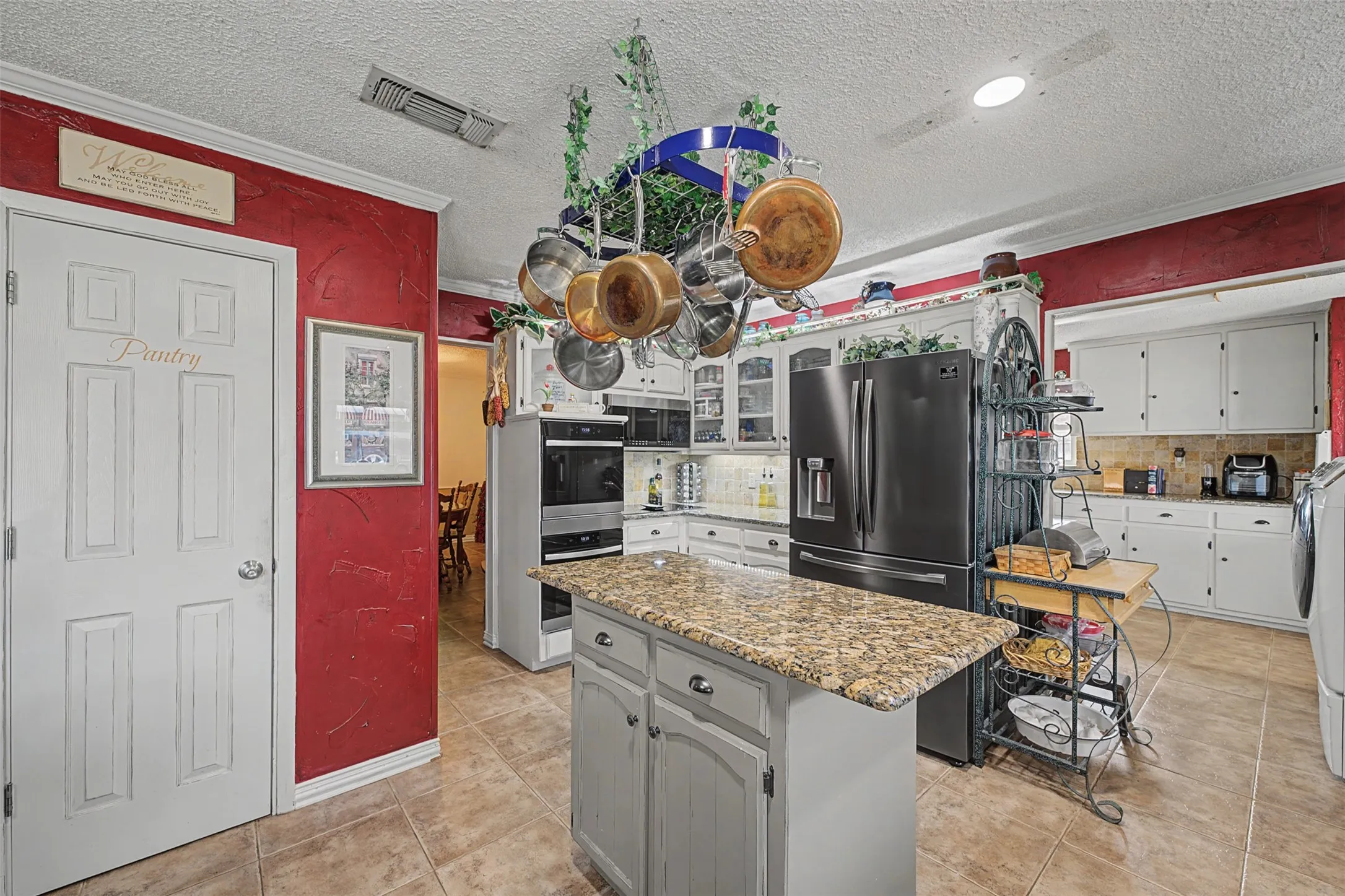 Single Family Residence For Sale in Johnson County , 8240 Kramer Street, Lillian, Texas 76061, 5 Bedroom, 2 Bathroom, 4 Garage spaces, 3,751 Sqft, built in 1975, Preowned, mls#21181879, Real Estate Agent in Lillian, Homes For Sale in Johnson county, Homes For Sale in Lillian, Realtor in Lillian Texas, Real Estate Brokerage Independent Realty Texas, Luminita Cordes Realtor