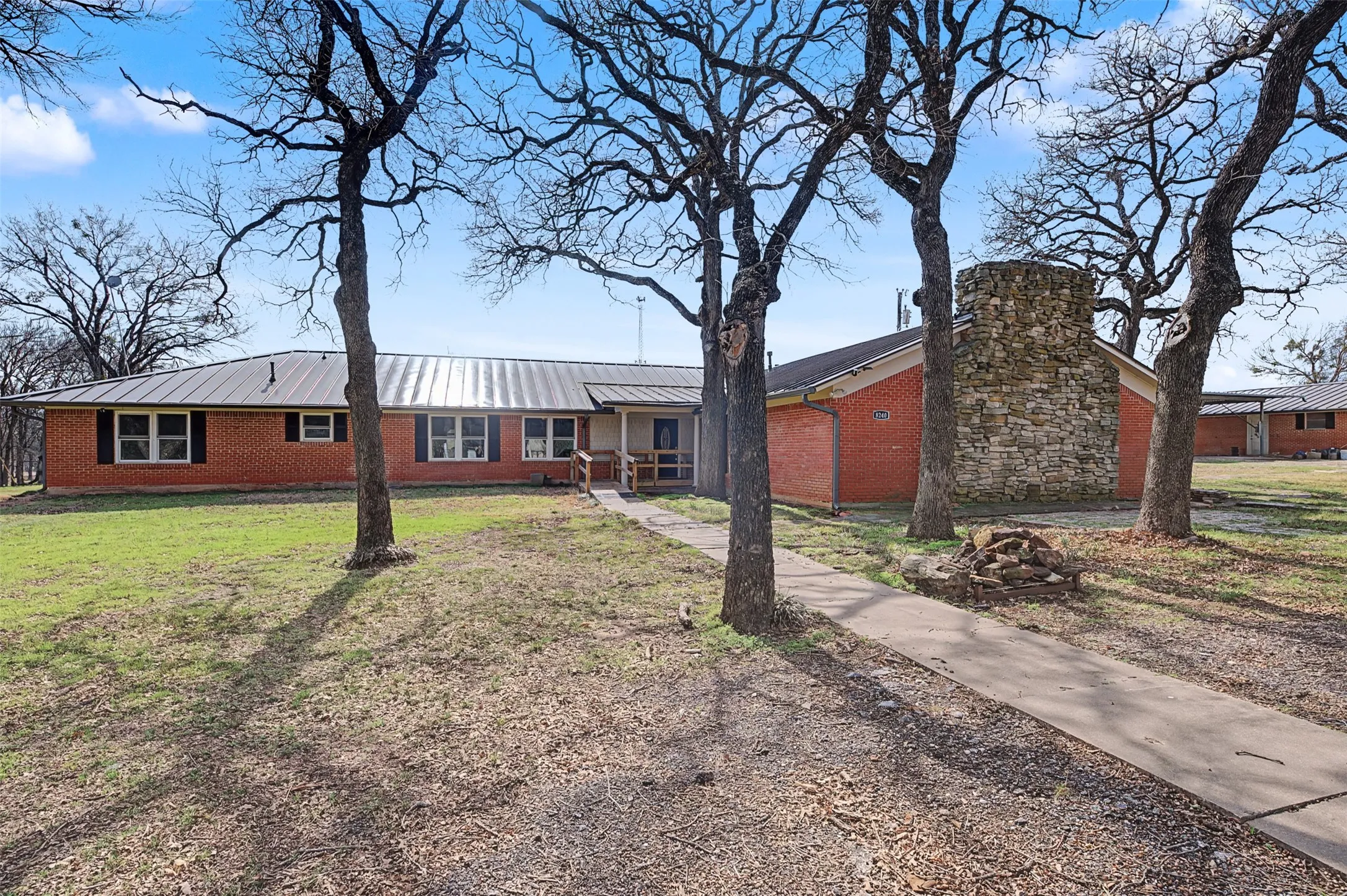 Single Family Residence For Sale in Johnson County , 8240 Kramer Street, Lillian, Texas 76061, 5 Bedroom, 2 Bathroom, 4 Garage spaces, 3,751 Sqft, built in 1975, Preowned, mls#21181879, Real Estate Agent in Lillian, Homes For Sale in Johnson county, Homes For Sale in Lillian, Realtor in Lillian Texas, Real Estate Brokerage Independent Realty Texas, Luminita Cordes Realtor