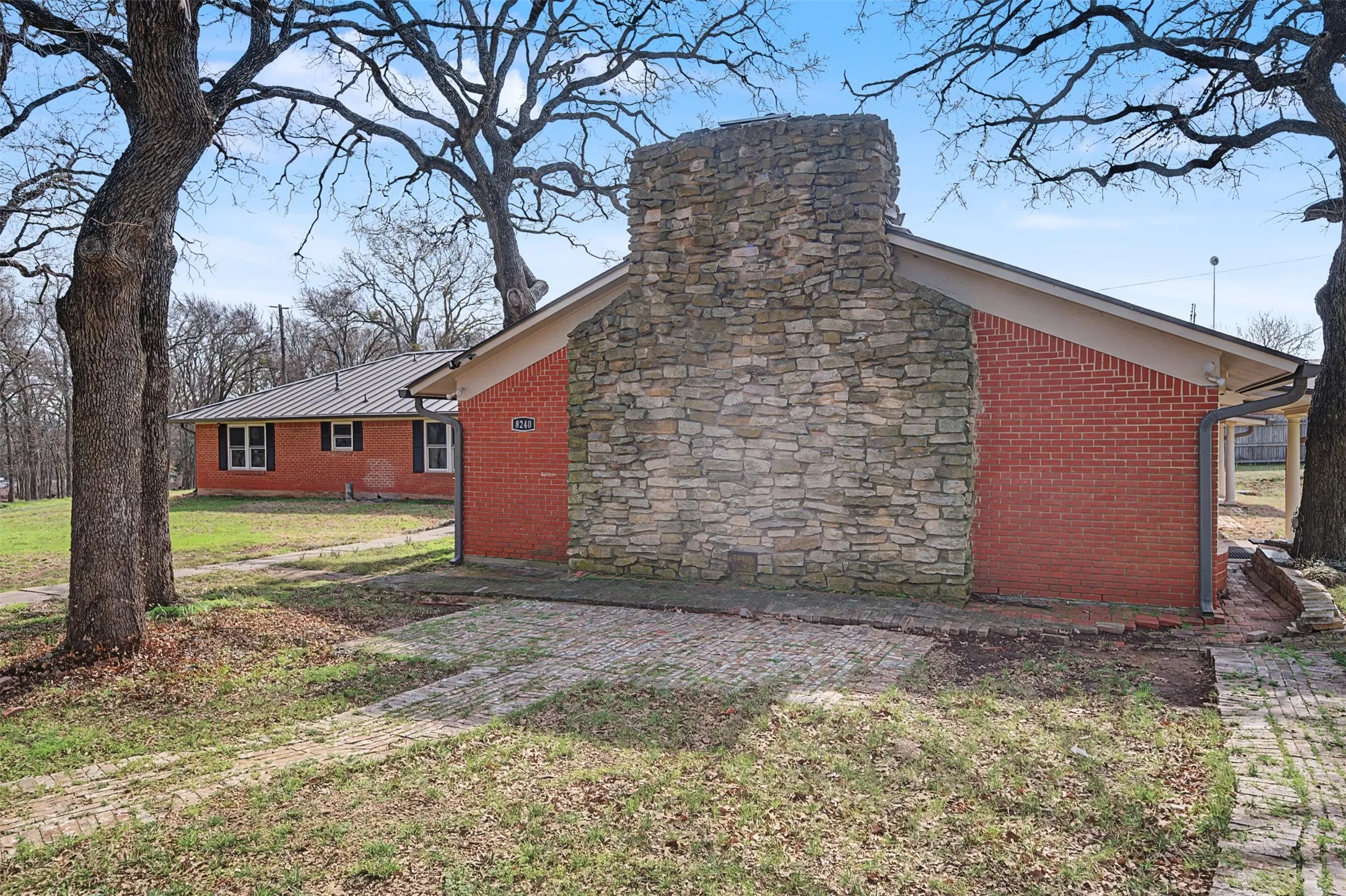 Single Family Residence For Sale in Johnson County , 8240 Kramer Street, Lillian, Texas 76061, 5 Bedroom, 2 Bathroom, 4 Garage spaces, 3,751 Sqft, built in 1975, Preowned, mls#21181879, Real Estate Agent in Lillian, Homes For Sale in Johnson county, Homes For Sale in Lillian, Realtor in Lillian Texas, Real Estate Brokerage Independent Realty Texas, Luminita Cordes Realtor