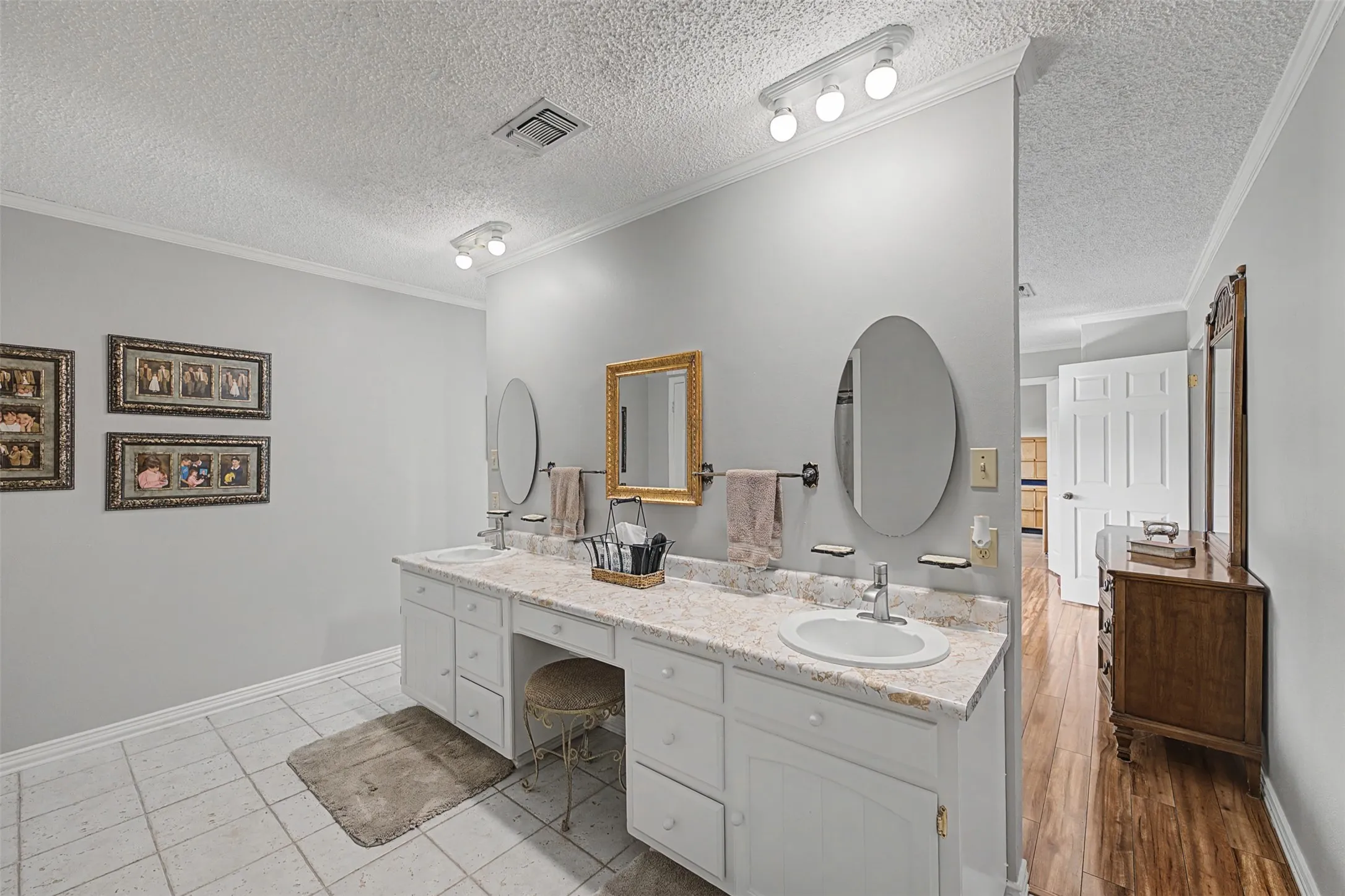 Single Family Residence For Sale in Johnson County , 8240 Kramer Street, Lillian, Texas 76061, 5 Bedroom, 2 Bathroom, 4 Garage spaces, 3,751 Sqft, built in 1975, Preowned, mls#21181879, Real Estate Agent in Lillian, Homes For Sale in Johnson county, Homes For Sale in Lillian, Realtor in Lillian Texas, Real Estate Brokerage Independent Realty Texas, Luminita Cordes Realtor