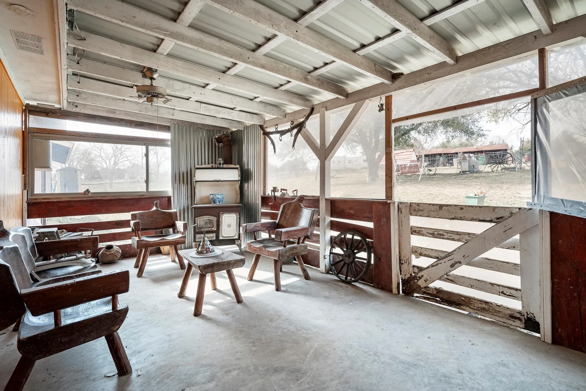 Single Family Residence For Sale in Fannin County , 11678 STATE HIGHWAY 121, Trenton, Texas 75490, 3 Bedroom, 2 Bathroom, 2 Garage spaces, 1,872 Sqft, built in 1985, mls#21185467, Real Estate Agent in Trenton, Homes For Sale in Fannin county, Homes For Sale in Trenton, Realtor in Trenton Texas, Real Estate Brokerage Independent Realty Texas, Luminita Cordes Realtor