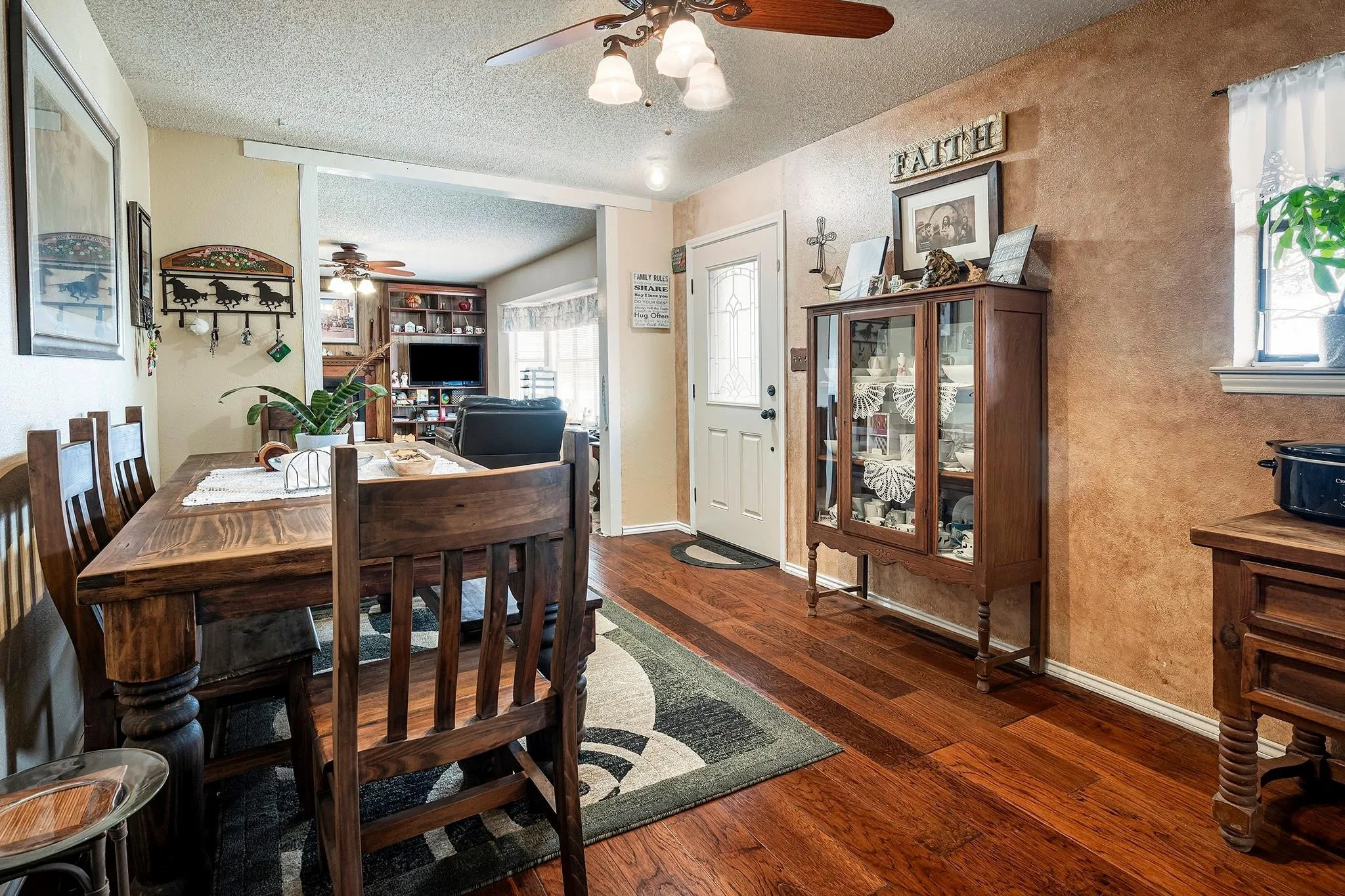 Single Family Residence For Sale in Fannin County , 11678 STATE HIGHWAY 121, Trenton, Texas 75490, 3 Bedroom, 2 Bathroom, 2 Garage spaces, 1,872 Sqft, built in 1985, mls#21185467, Real Estate Agent in Trenton, Homes For Sale in Fannin county, Homes For Sale in Trenton, Realtor in Trenton Texas, Real Estate Brokerage Independent Realty Texas, Luminita Cordes Realtor