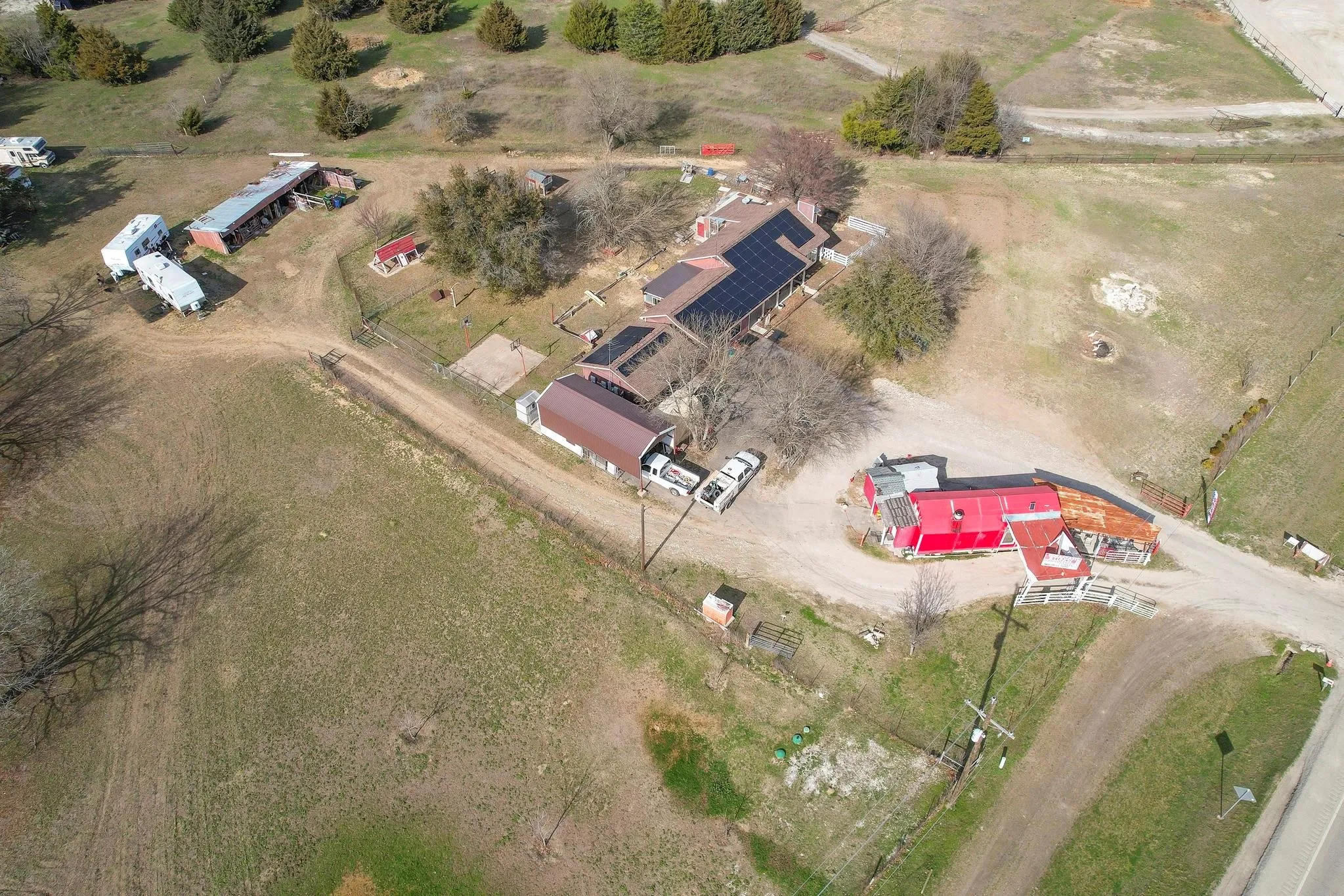 Single Family Residence For Sale in Fannin County , 11678 STATE HIGHWAY 121, Trenton, Texas 75490, 3 Bedroom, 2 Bathroom, 2 Garage spaces, 1,872 Sqft, built in 1985, mls#21185467, Real Estate Agent in Trenton, Homes For Sale in Fannin county, Homes For Sale in Trenton, Realtor in Trenton Texas, Real Estate Brokerage Independent Realty Texas, Luminita Cordes Realtor