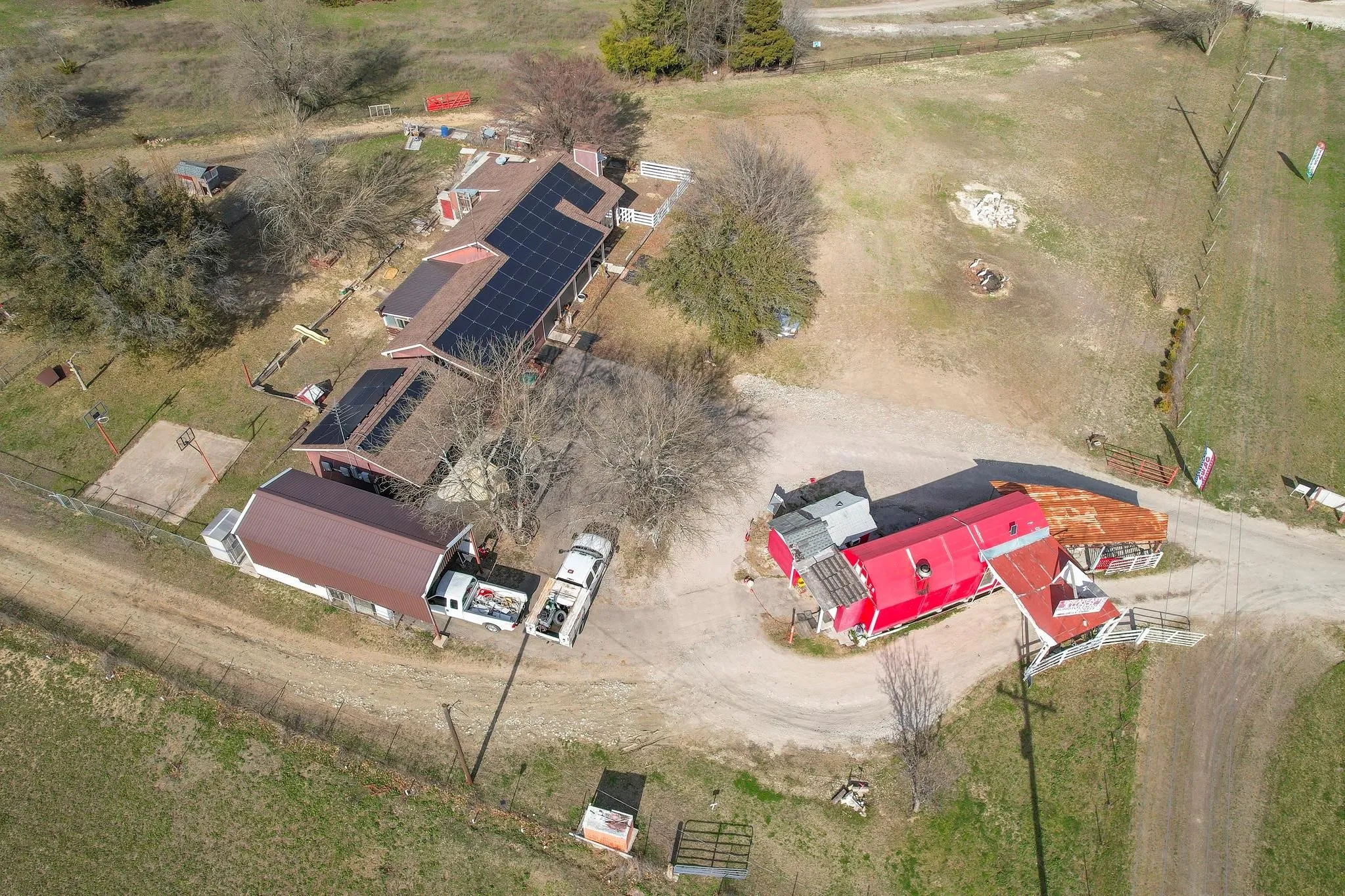 Single Family Residence For Sale in Fannin County , 11678 STATE HIGHWAY 121, Trenton, Texas 75490, 3 Bedroom, 2 Bathroom, 2 Garage spaces, 1,872 Sqft, built in 1985, mls#21185467, Real Estate Agent in Trenton, Homes For Sale in Fannin county, Homes For Sale in Trenton, Realtor in Trenton Texas, Real Estate Brokerage Independent Realty Texas, Luminita Cordes Realtor