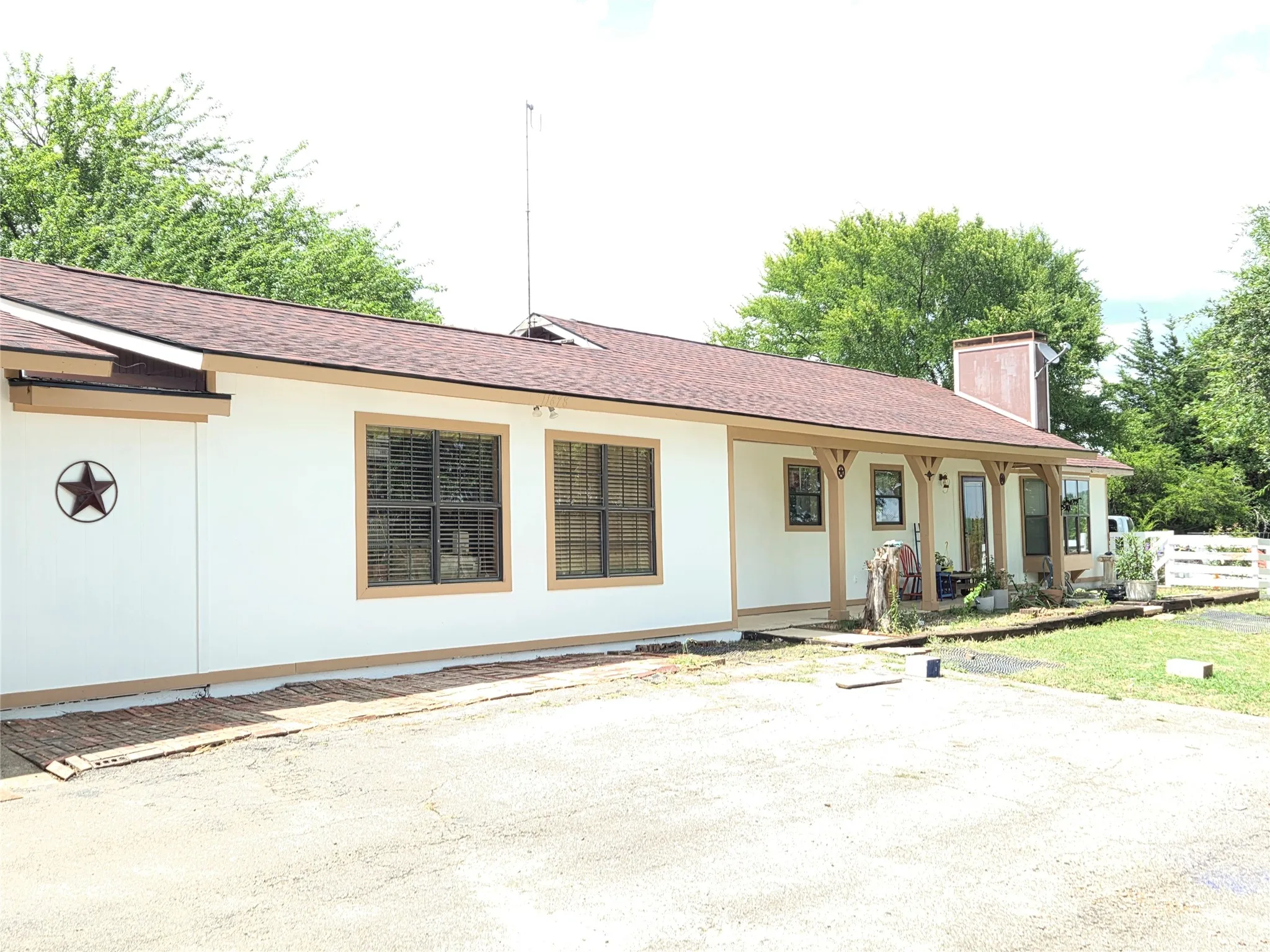 Single Family Residence For Sale in Fannin County , 11678 STATE HIGHWAY 121, Trenton, Texas 75490, 3 Bedroom, 2 Bathroom, 2 Garage spaces, 1,872 Sqft, built in 1985, mls#21185467, Real Estate Agent in Trenton, Homes For Sale in Fannin county, Homes For Sale in Trenton, Realtor in Trenton Texas, Real Estate Brokerage Independent Realty Texas, Luminita Cordes Realtor