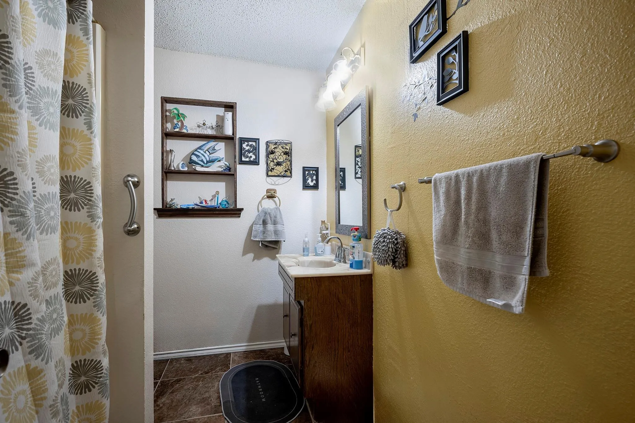Single Family Residence For Sale in Fannin County , 11678 STATE HIGHWAY 121, Trenton, Texas 75490, 3 Bedroom, 2 Bathroom, 2 Garage spaces, 1,872 Sqft, built in 1985, mls#21185467, Real Estate Agent in Trenton, Homes For Sale in Fannin county, Homes For Sale in Trenton, Realtor in Trenton Texas, Real Estate Brokerage Independent Realty Texas, Luminita Cordes Realtor