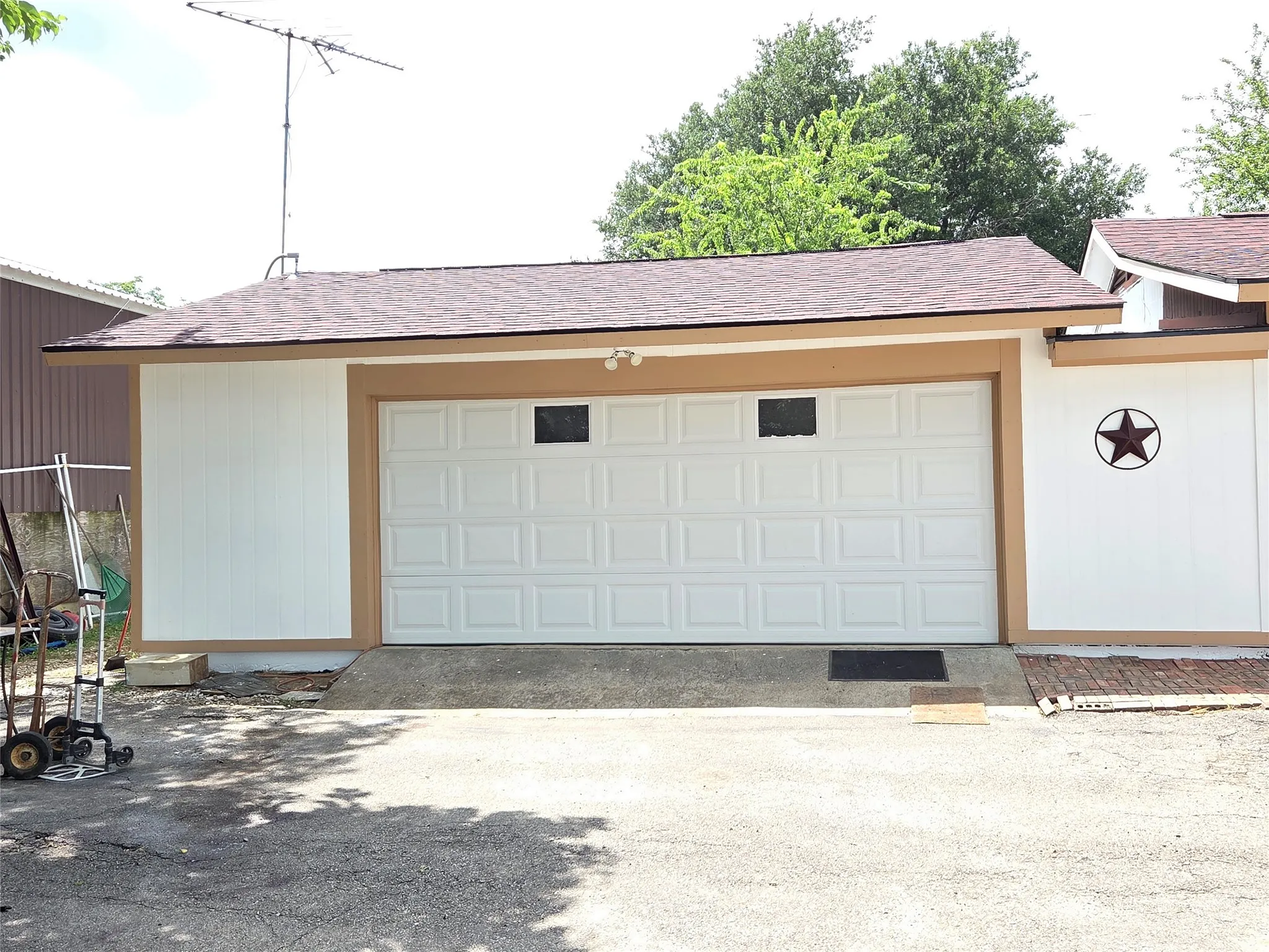Single Family Residence For Sale in Fannin County , 11678 STATE HIGHWAY 121, Trenton, Texas 75490, 3 Bedroom, 2 Bathroom, 2 Garage spaces, 1,872 Sqft, built in 1985, mls#21185467, Real Estate Agent in Trenton, Homes For Sale in Fannin county, Homes For Sale in Trenton, Realtor in Trenton Texas, Real Estate Brokerage Independent Realty Texas, Luminita Cordes Realtor