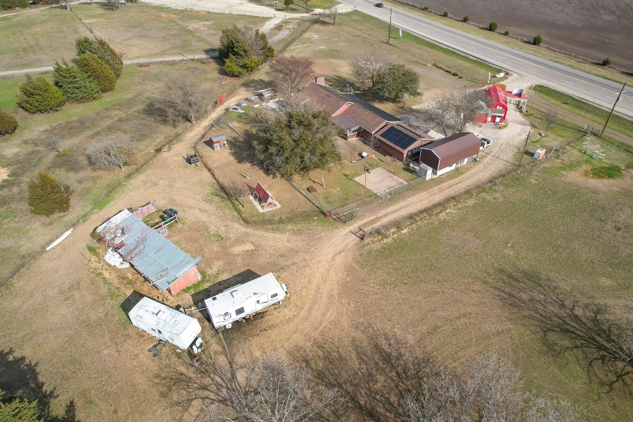 Single Family Residence For Sale in Fannin County , 11678 STATE HIGHWAY 121, Trenton, Texas 75490, 3 Bedroom, 2 Bathroom, 2 Garage spaces, 1,872 Sqft, built in 1985, mls#21185467, Real Estate Agent in Trenton, Homes For Sale in Fannin county, Homes For Sale in Trenton, Realtor in Trenton Texas, Real Estate Brokerage Independent Realty Texas, Luminita Cordes Realtor
