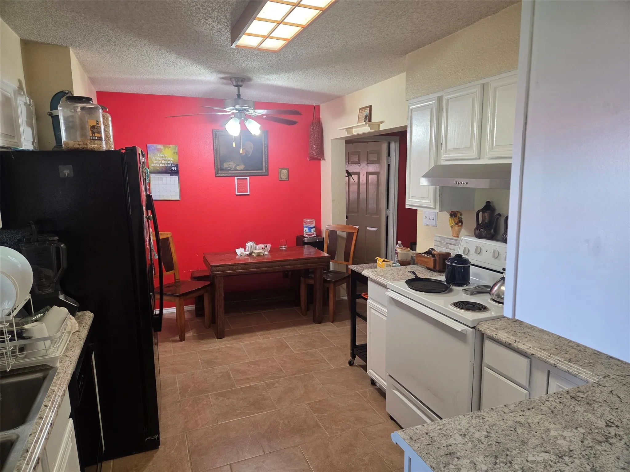 Single Family Residence For Sale in Fannin County , 11678 STATE HIGHWAY 121, Trenton, Texas 75490, 3 Bedroom, 2 Bathroom, 2 Garage spaces, 1,872 Sqft, built in 1985, mls#21185467, Real Estate Agent in Trenton, Homes For Sale in Fannin county, Homes For Sale in Trenton, Realtor in Trenton Texas, Real Estate Brokerage Independent Realty Texas, Luminita Cordes Realtor
