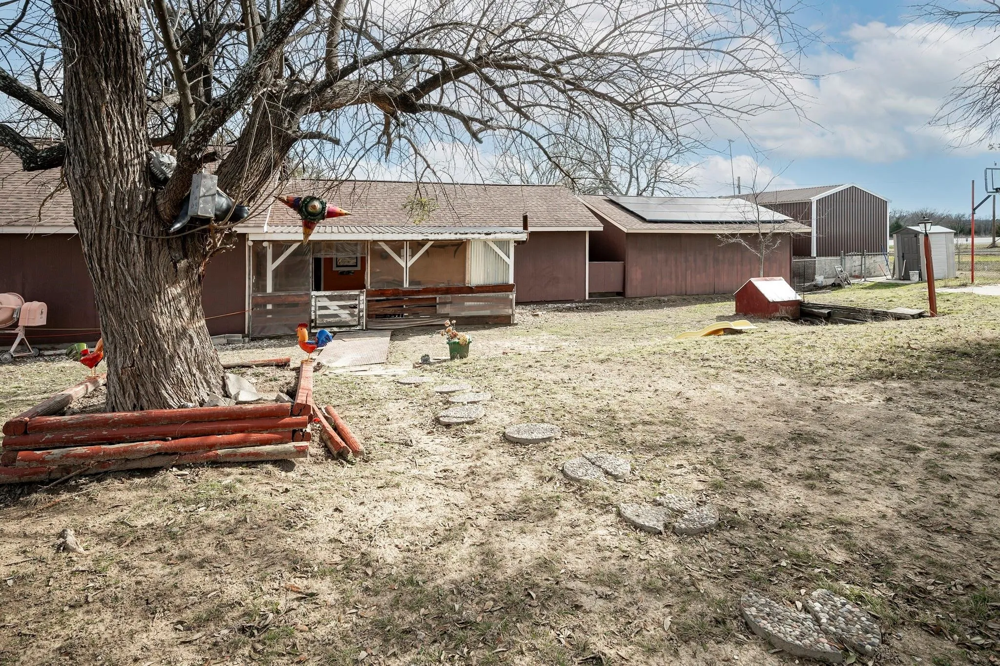 Single Family Residence For Sale in Fannin County , 11678 STATE HIGHWAY 121, Trenton, Texas 75490, 3 Bedroom, 2 Bathroom, 2 Garage spaces, 1,872 Sqft, built in 1985, mls#21185467, Real Estate Agent in Trenton, Homes For Sale in Fannin county, Homes For Sale in Trenton, Realtor in Trenton Texas, Real Estate Brokerage Independent Realty Texas, Luminita Cordes Realtor