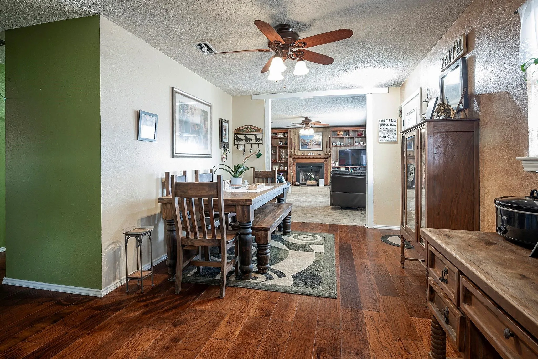 Single Family Residence For Sale in Fannin County , 11678 STATE HIGHWAY 121, Trenton, Texas 75490, 3 Bedroom, 2 Bathroom, 2 Garage spaces, 1,872 Sqft, built in 1985, mls#21185467, Real Estate Agent in Trenton, Homes For Sale in Fannin county, Homes For Sale in Trenton, Realtor in Trenton Texas, Real Estate Brokerage Independent Realty Texas, Luminita Cordes Realtor
