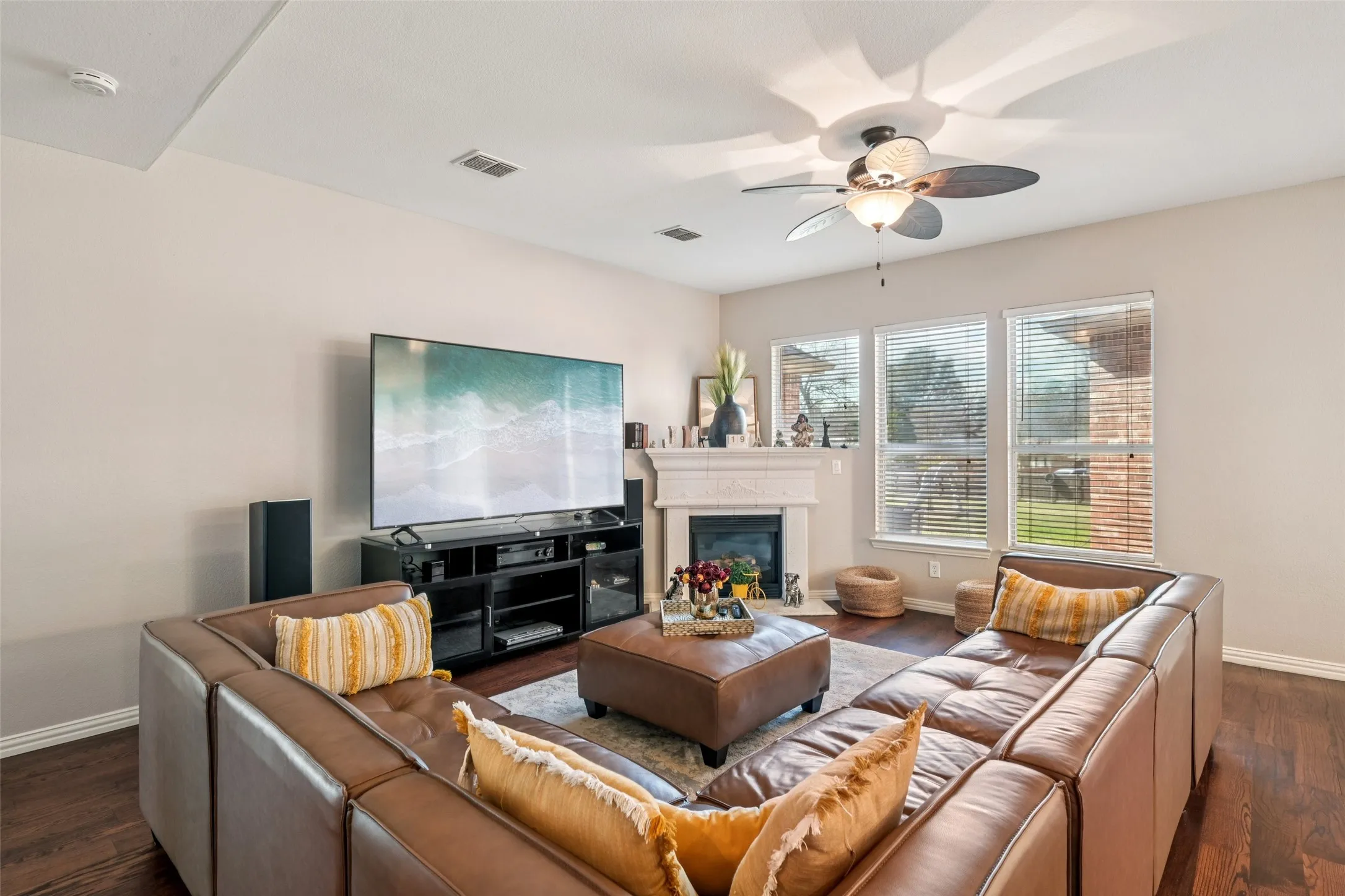 Single Family Residence For Sale in Dallas County , 601 Belclaire Terrace, De Soto, Texas 75115, 5 Bedroom, 4 Bathroom, 3 Garage spaces, 4,098 Sqft, built in 2003, mls#21185326, Real Estate Agent in De Soto, Homes For Sale in Dallas county, Homes For Sale in De Soto, Realtor in De Soto Texas, Real Estate Brokerage Independent Realty Texas, Luminita Cordes Realtor