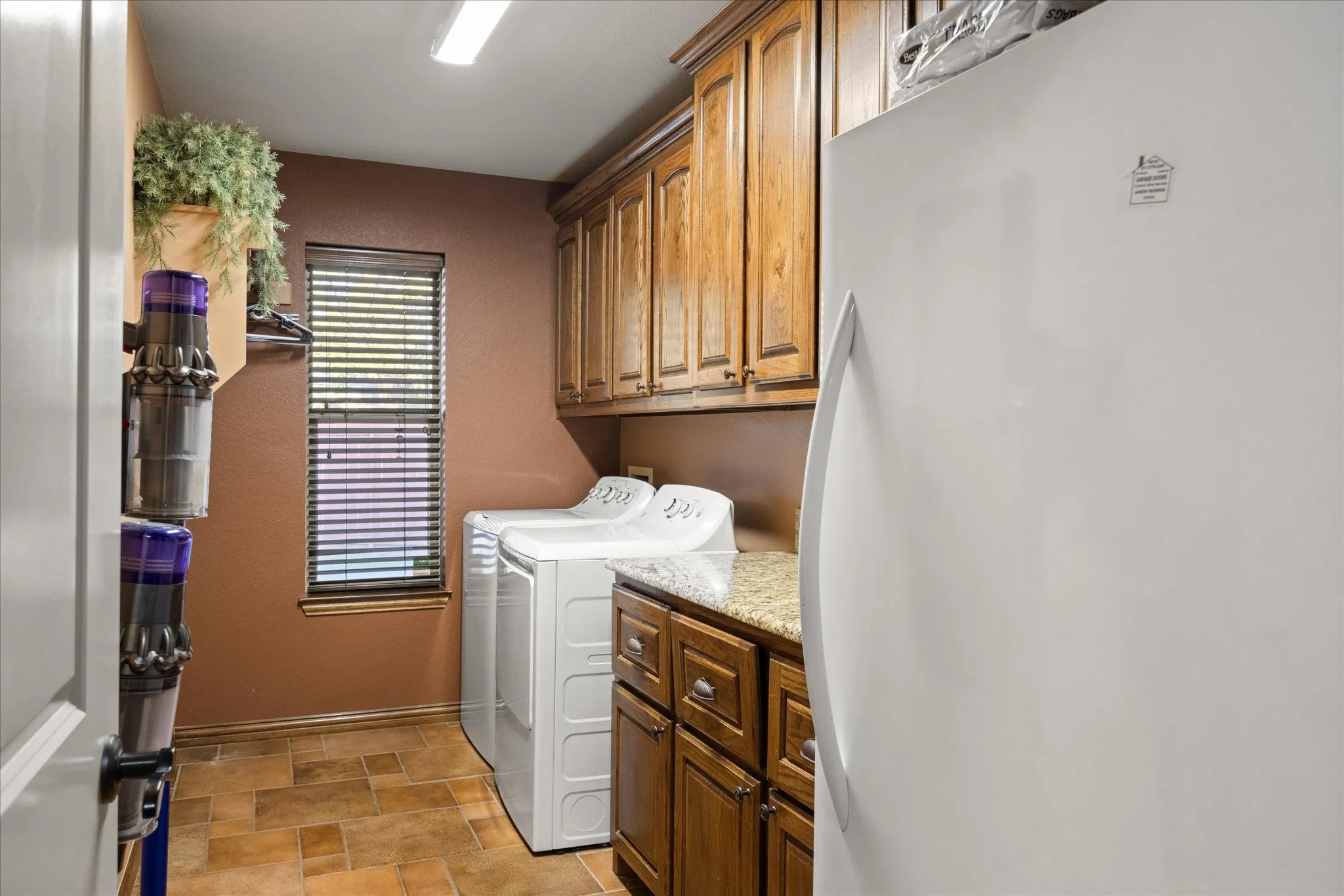 Single Family Residence For Sale in Hood County , 3100 Rim Rock Court, Granbury, Texas 76049, 3 Bedroom, 3 Bathroom, 3 Garage spaces, 2,462 Sqft, built in 2006, Preowned, mls#21183487, Real Estate Agent in Granbury, Homes For Sale in Hood county, Homes For Sale in Granbury, Realtor in Granbury Texas, Real Estate Brokerage Independent Realty Texas, Luminita Cordes Realtor
