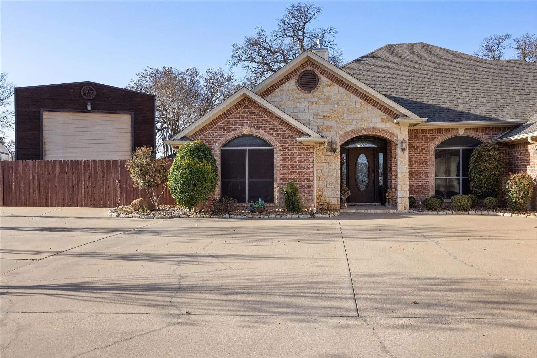 Single Family Residence For Sale in Hood County , 3100 Rim Rock Court, Granbury, Texas 76049, 3 Bedroom, 3 Bathroom, 3 Garage spaces, 2,462 Sqft, built in 2006, Preowned, mls#21183487, Real Estate Agent in Granbury, Homes For Sale in Hood county, Homes For Sale in Granbury, Realtor in Granbury Texas, Real Estate Brokerage Independent Realty Texas, Luminita Cordes Realtor