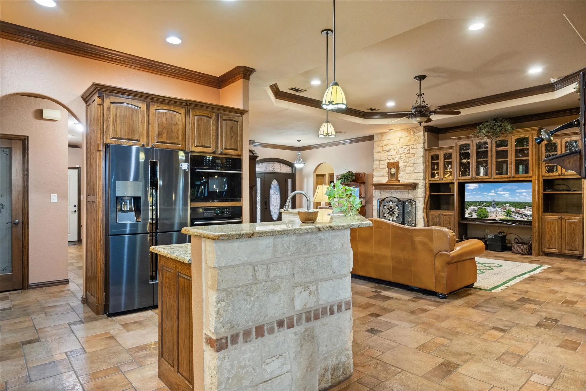 Single Family Residence For Sale in Hood County , 3100 Rim Rock Court, Granbury, Texas 76049, 3 Bedroom, 3 Bathroom, 3 Garage spaces, 2,462 Sqft, built in 2006, Preowned, mls#21183487, Real Estate Agent in Granbury, Homes For Sale in Hood county, Homes For Sale in Granbury, Realtor in Granbury Texas, Real Estate Brokerage Independent Realty Texas, Luminita Cordes Realtor