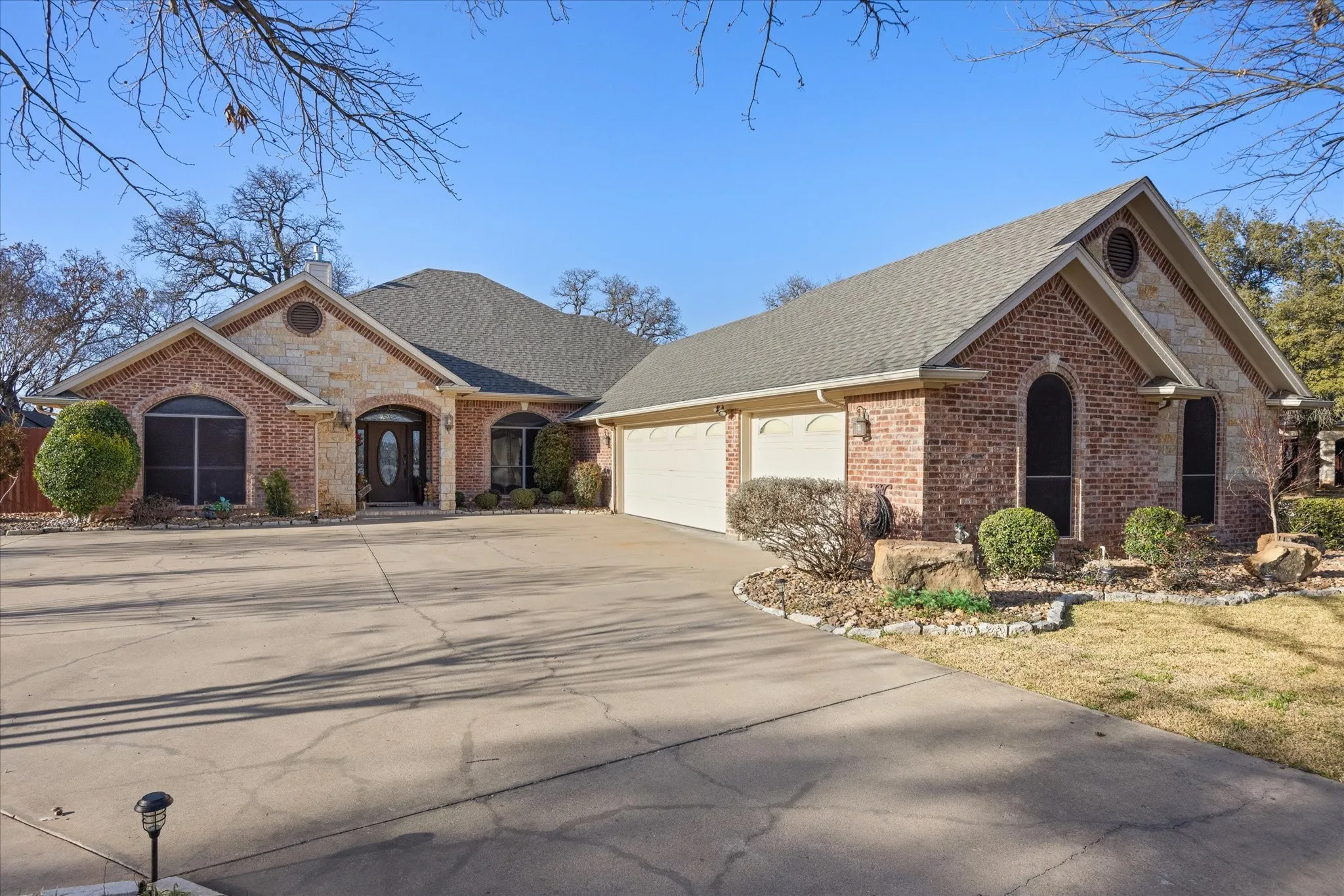 Single Family Residence For Sale in Hood County , 3100 Rim Rock Court, Granbury, Texas 76049, 3 Bedroom, 3 Bathroom, 3 Garage spaces, 2,462 Sqft, built in 2006, Preowned, mls#21183487, Real Estate Agent in Granbury, Homes For Sale in Hood county, Homes For Sale in Granbury, Realtor in Granbury Texas, Real Estate Brokerage Independent Realty Texas, Luminita Cordes Realtor