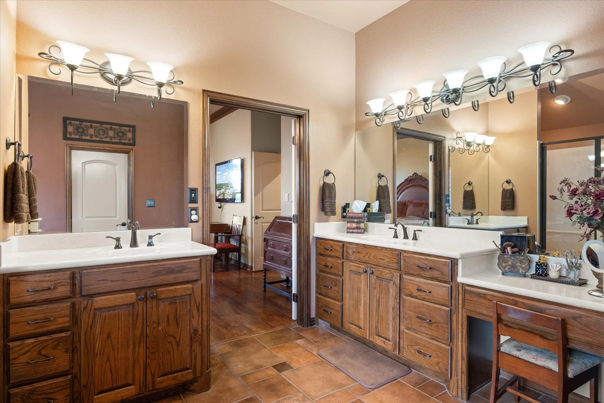 Single Family Residence For Sale in Hood County , 3100 Rim Rock Court, Granbury, Texas 76049, 3 Bedroom, 3 Bathroom, 3 Garage spaces, 2,462 Sqft, built in 2006, Preowned, mls#21183487, Real Estate Agent in Granbury, Homes For Sale in Hood county, Homes For Sale in Granbury, Realtor in Granbury Texas, Real Estate Brokerage Independent Realty Texas, Luminita Cordes Realtor