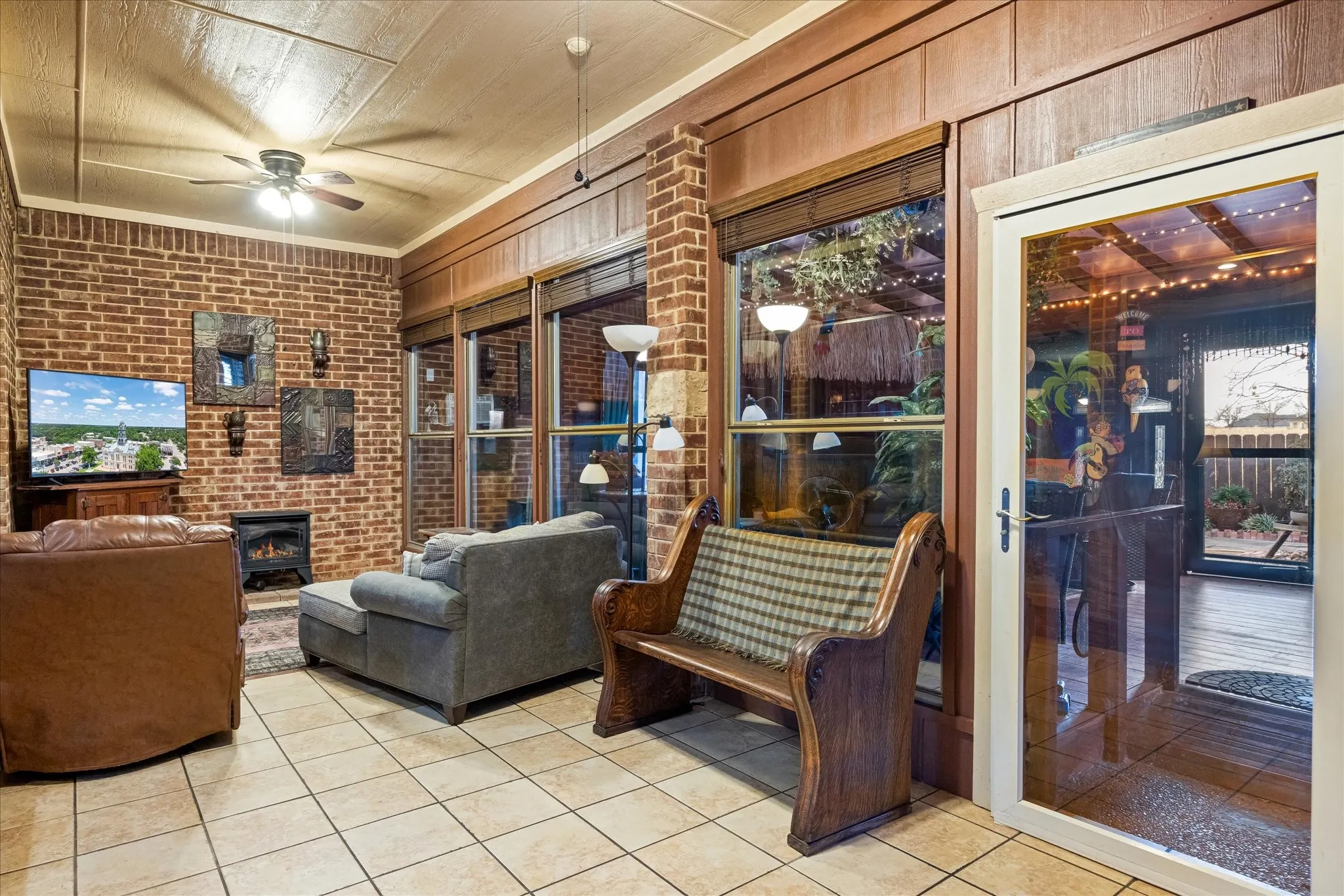 Single Family Residence For Sale in Hood County , 3100 Rim Rock Court, Granbury, Texas 76049, 3 Bedroom, 3 Bathroom, 3 Garage spaces, 2,462 Sqft, built in 2006, Preowned, mls#21183487, Real Estate Agent in Granbury, Homes For Sale in Hood county, Homes For Sale in Granbury, Realtor in Granbury Texas, Real Estate Brokerage Independent Realty Texas, Luminita Cordes Realtor
