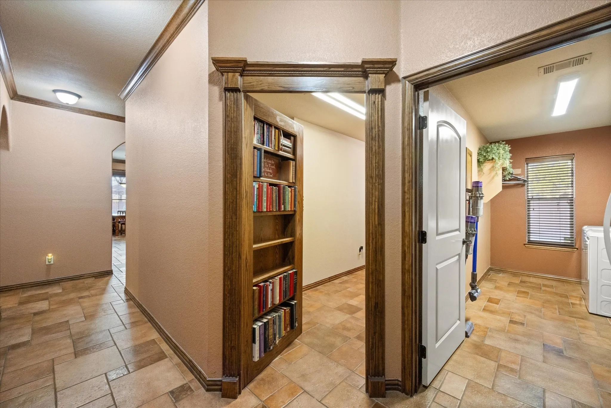 Single Family Residence For Sale in Hood County , 3100 Rim Rock Court, Granbury, Texas 76049, 3 Bedroom, 3 Bathroom, 3 Garage spaces, 2,462 Sqft, built in 2006, Preowned, mls#21183487, Real Estate Agent in Granbury, Homes For Sale in Hood county, Homes For Sale in Granbury, Realtor in Granbury Texas, Real Estate Brokerage Independent Realty Texas, Luminita Cordes Realtor