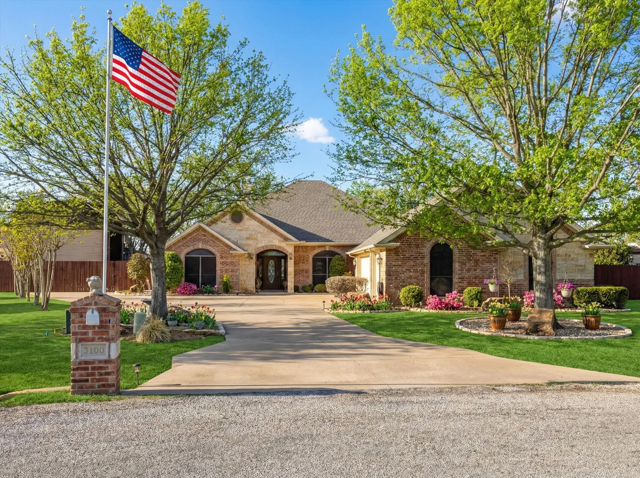 Single Family Residence For Sale in Hood County , 3100 Rim Rock Court, Granbury, Texas 76049, 3 Bedroom, 3 Bathroom, 3 Garage spaces, 2,462 Sqft, built in 2006, Preowned, mls#21183487, Real Estate Agent in Granbury, Homes For Sale in Hood county, Homes For Sale in Granbury, Realtor in Granbury Texas, Real Estate Brokerage Independent Realty Texas, Luminita Cordes Realtor