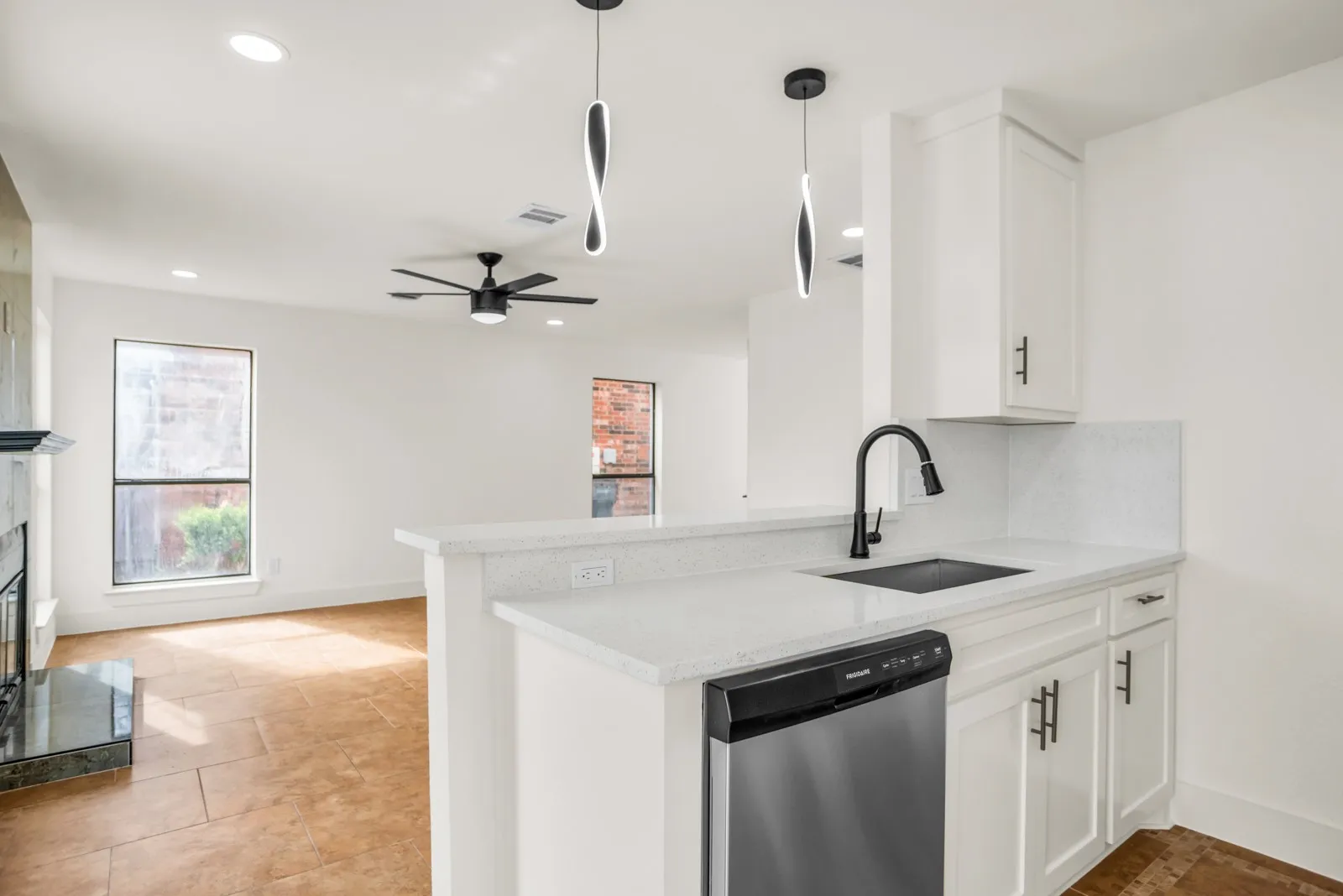 Single Family Residence For Sale in Dallas County , 703 Meadowcreek Court, Garland, Texas 75043, 3 Bedroom, 3 Bathroom, 2 Garage spaces, 1,576 Sqft, built in 1986, mls#21185621, Real Estate Agent in Garland, Homes For Sale in Dallas county, Homes For Sale in Garland, Realtor in Garland Texas, Real Estate Brokerage Independent Realty Texas, Luminita Cordes Realtor