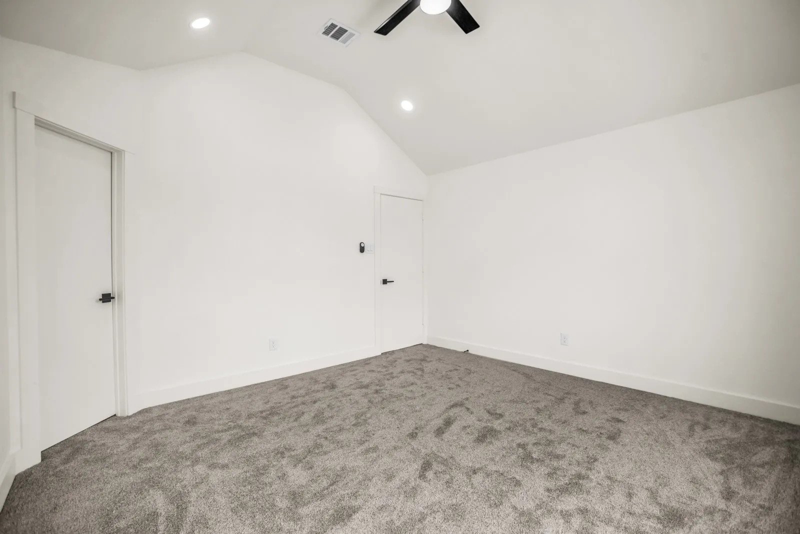 Single Family Residence For Sale in Dallas County , 703 Meadowcreek Court, Garland, Texas 75043, 3 Bedroom, 3 Bathroom, 2 Garage spaces, 1,576 Sqft, built in 1986, mls#21185621, Real Estate Agent in Garland, Homes For Sale in Dallas county, Homes For Sale in Garland, Realtor in Garland Texas, Real Estate Brokerage Independent Realty Texas, Luminita Cordes Realtor