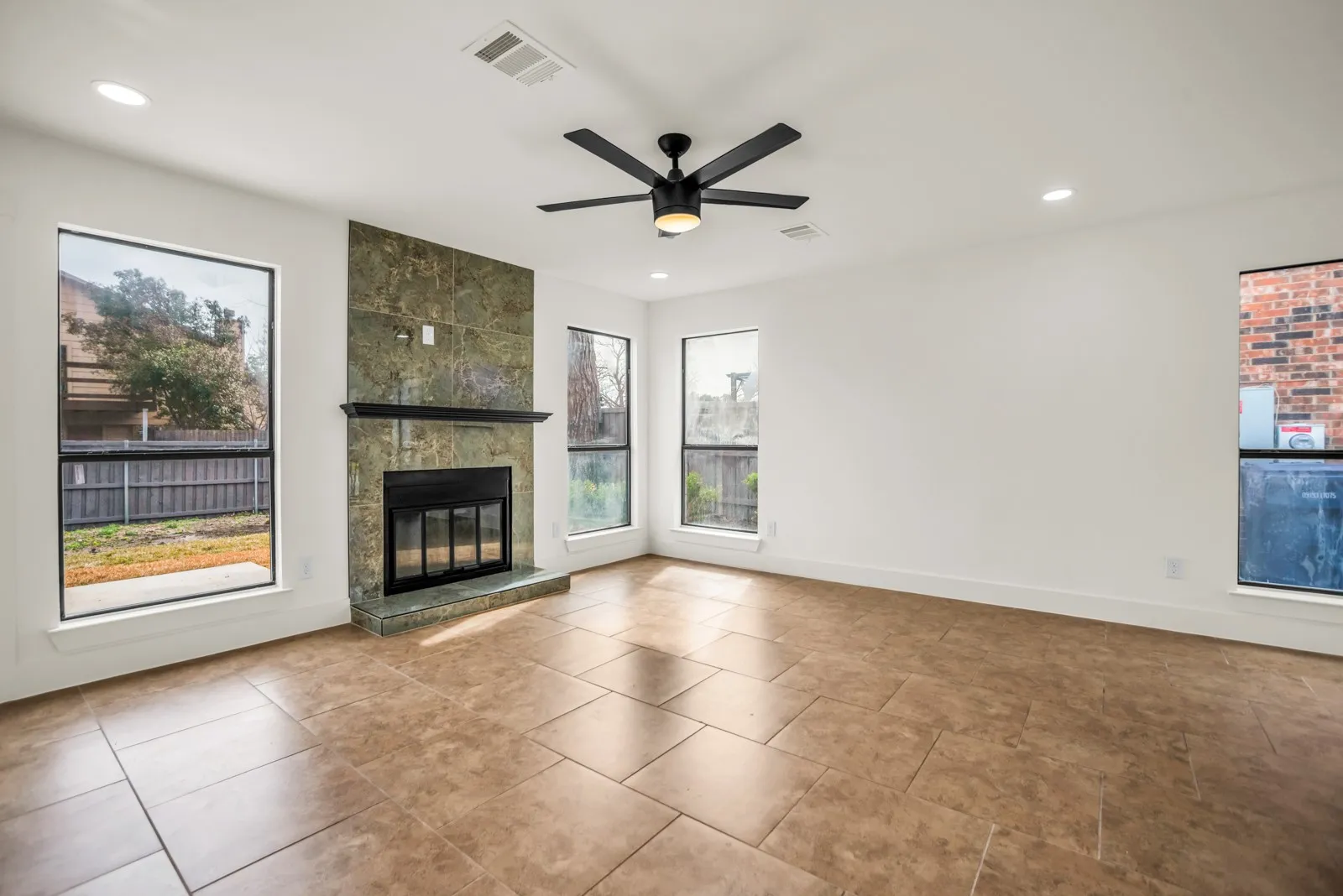 Single Family Residence For Sale in Dallas County , 703 Meadowcreek Court, Garland, Texas 75043, 3 Bedroom, 3 Bathroom, 2 Garage spaces, 1,576 Sqft, built in 1986, mls#21185621, Real Estate Agent in Garland, Homes For Sale in Dallas county, Homes For Sale in Garland, Realtor in Garland Texas, Real Estate Brokerage Independent Realty Texas, Luminita Cordes Realtor