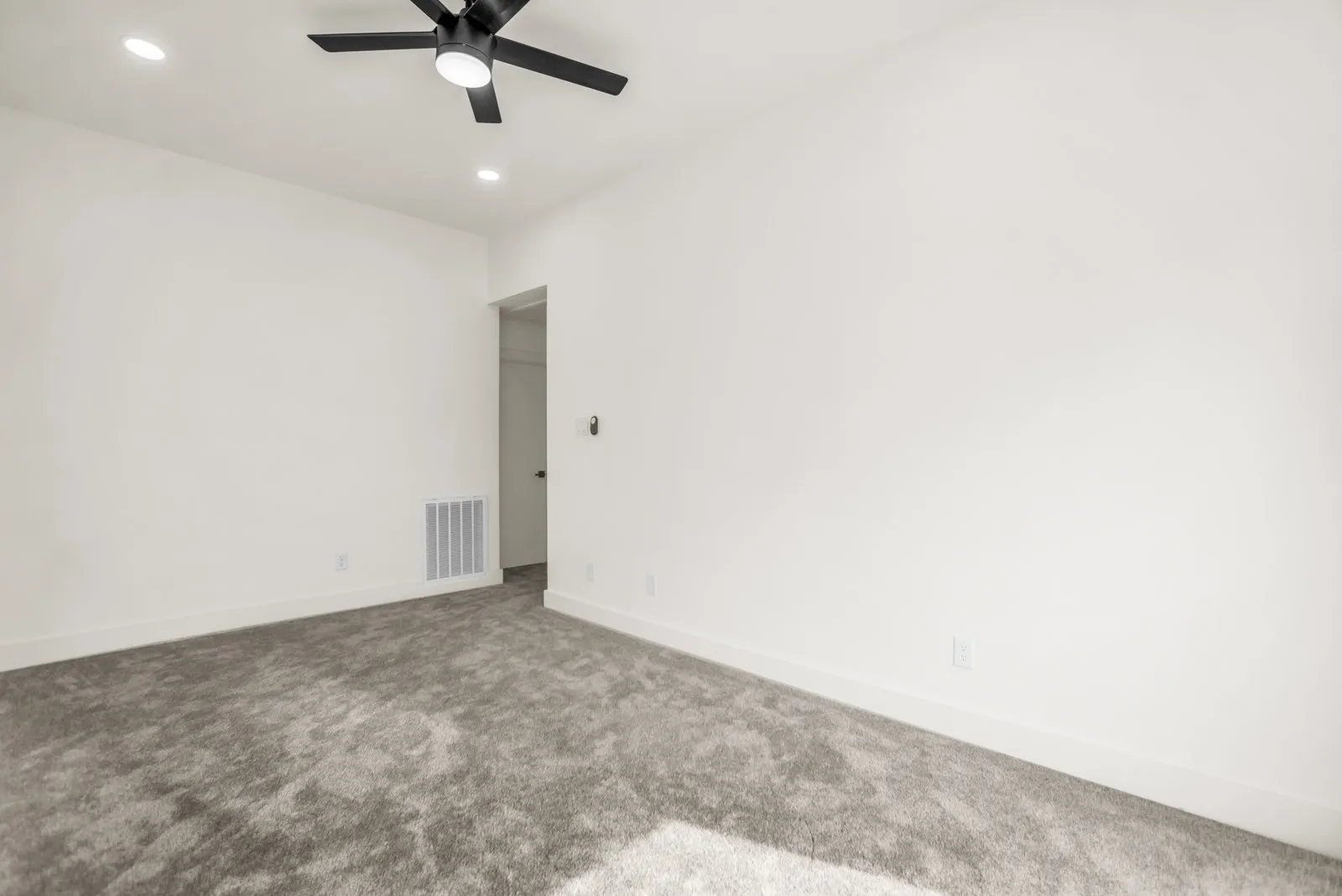 Single Family Residence For Sale in Dallas County , 703 Meadowcreek Court, Garland, Texas 75043, 3 Bedroom, 3 Bathroom, 2 Garage spaces, 1,576 Sqft, built in 1986, mls#21185621, Real Estate Agent in Garland, Homes For Sale in Dallas county, Homes For Sale in Garland, Realtor in Garland Texas, Real Estate Brokerage Independent Realty Texas, Luminita Cordes Realtor