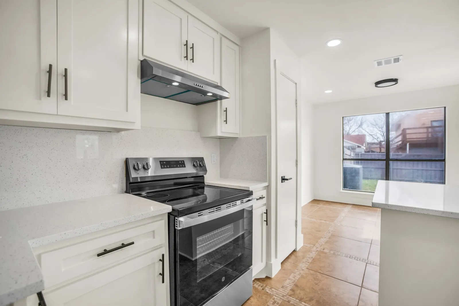 Single Family Residence For Sale in Dallas County , 703 Meadowcreek Court, Garland, Texas 75043, 3 Bedroom, 3 Bathroom, 2 Garage spaces, 1,576 Sqft, built in 1986, mls#21185621, Real Estate Agent in Garland, Homes For Sale in Dallas county, Homes For Sale in Garland, Realtor in Garland Texas, Real Estate Brokerage Independent Realty Texas, Luminita Cordes Realtor