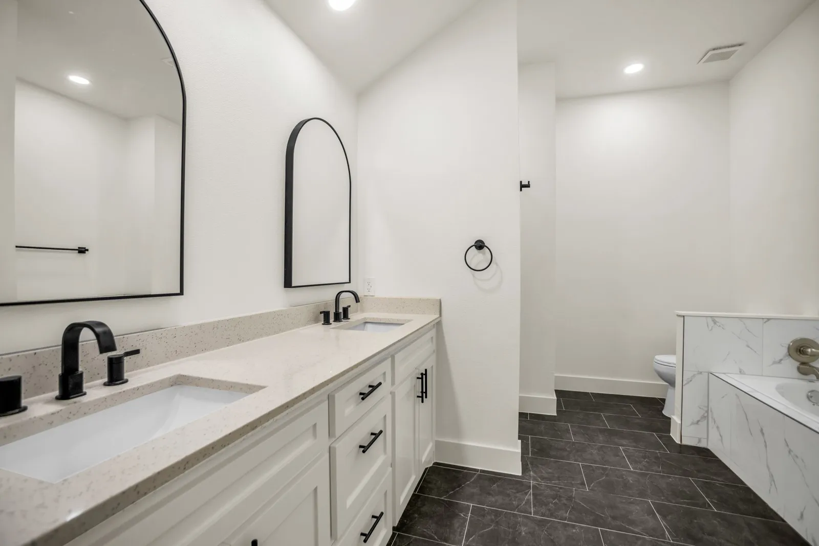 Single Family Residence For Sale in Dallas County , 703 Meadowcreek Court, Garland, Texas 75043, 3 Bedroom, 3 Bathroom, 2 Garage spaces, 1,576 Sqft, built in 1986, mls#21185621, Real Estate Agent in Garland, Homes For Sale in Dallas county, Homes For Sale in Garland, Realtor in Garland Texas, Real Estate Brokerage Independent Realty Texas, Luminita Cordes Realtor