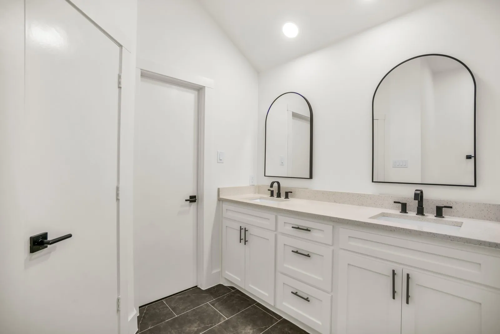 Single Family Residence For Sale in Dallas County , 703 Meadowcreek Court, Garland, Texas 75043, 3 Bedroom, 3 Bathroom, 2 Garage spaces, 1,576 Sqft, built in 1986, mls#21185621, Real Estate Agent in Garland, Homes For Sale in Dallas county, Homes For Sale in Garland, Realtor in Garland Texas, Real Estate Brokerage Independent Realty Texas, Luminita Cordes Realtor