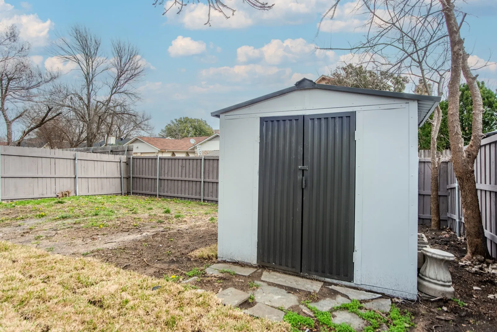 Single Family Residence For Sale in Dallas County , 703 Meadowcreek Court, Garland, Texas 75043, 3 Bedroom, 3 Bathroom, 2 Garage spaces, 1,576 Sqft, built in 1986, mls#21185621, Real Estate Agent in Garland, Homes For Sale in Dallas county, Homes For Sale in Garland, Realtor in Garland Texas, Real Estate Brokerage Independent Realty Texas, Luminita Cordes Realtor