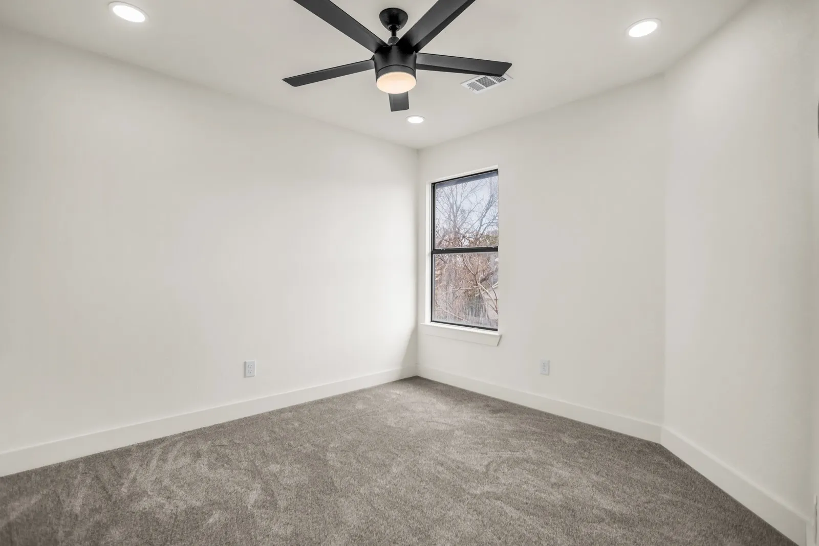 Single Family Residence For Sale in Dallas County , 703 Meadowcreek Court, Garland, Texas 75043, 3 Bedroom, 3 Bathroom, 2 Garage spaces, 1,576 Sqft, built in 1986, mls#21185621, Real Estate Agent in Garland, Homes For Sale in Dallas county, Homes For Sale in Garland, Realtor in Garland Texas, Real Estate Brokerage Independent Realty Texas, Luminita Cordes Realtor
